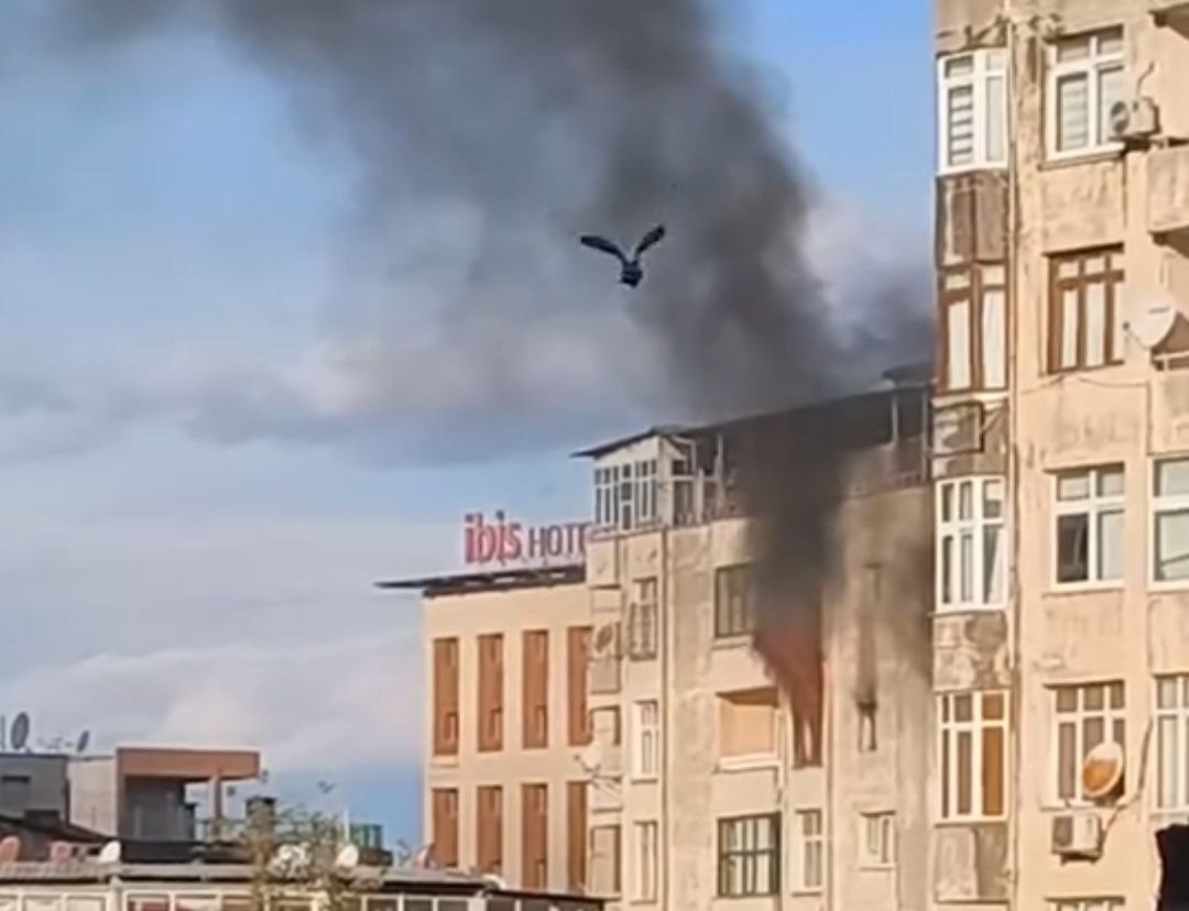 Adana'da apartmanın 6. katında çıkan yangın söndürüldü