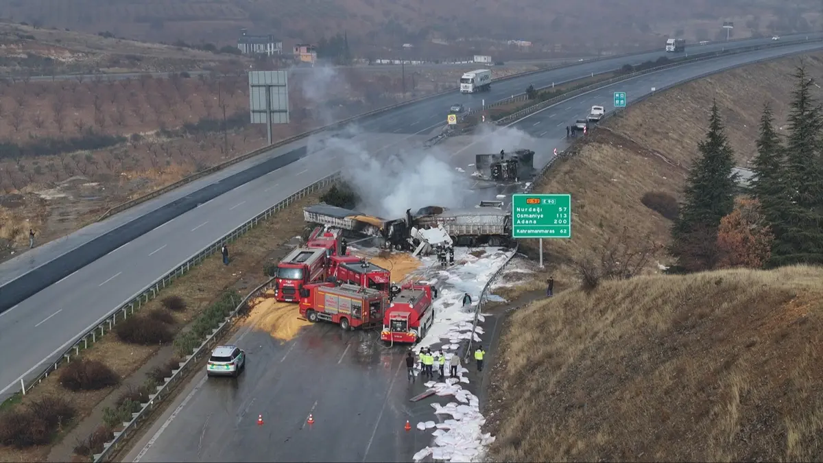TAG Otoyolu’nda 3 tır çarpıştı: Yol trafiğe kapandı