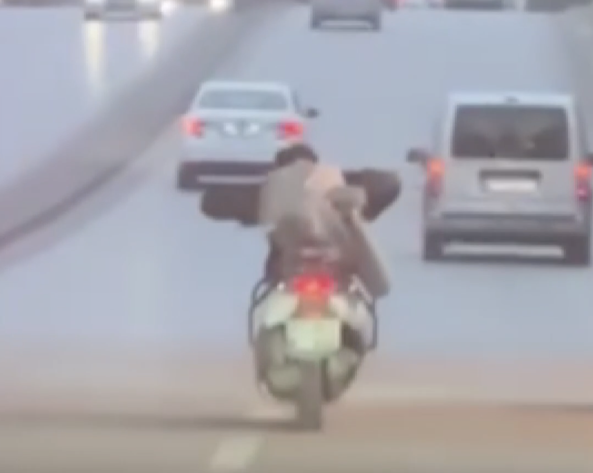 Motosikleti önce çömelerek, sonra yatarak sürdü