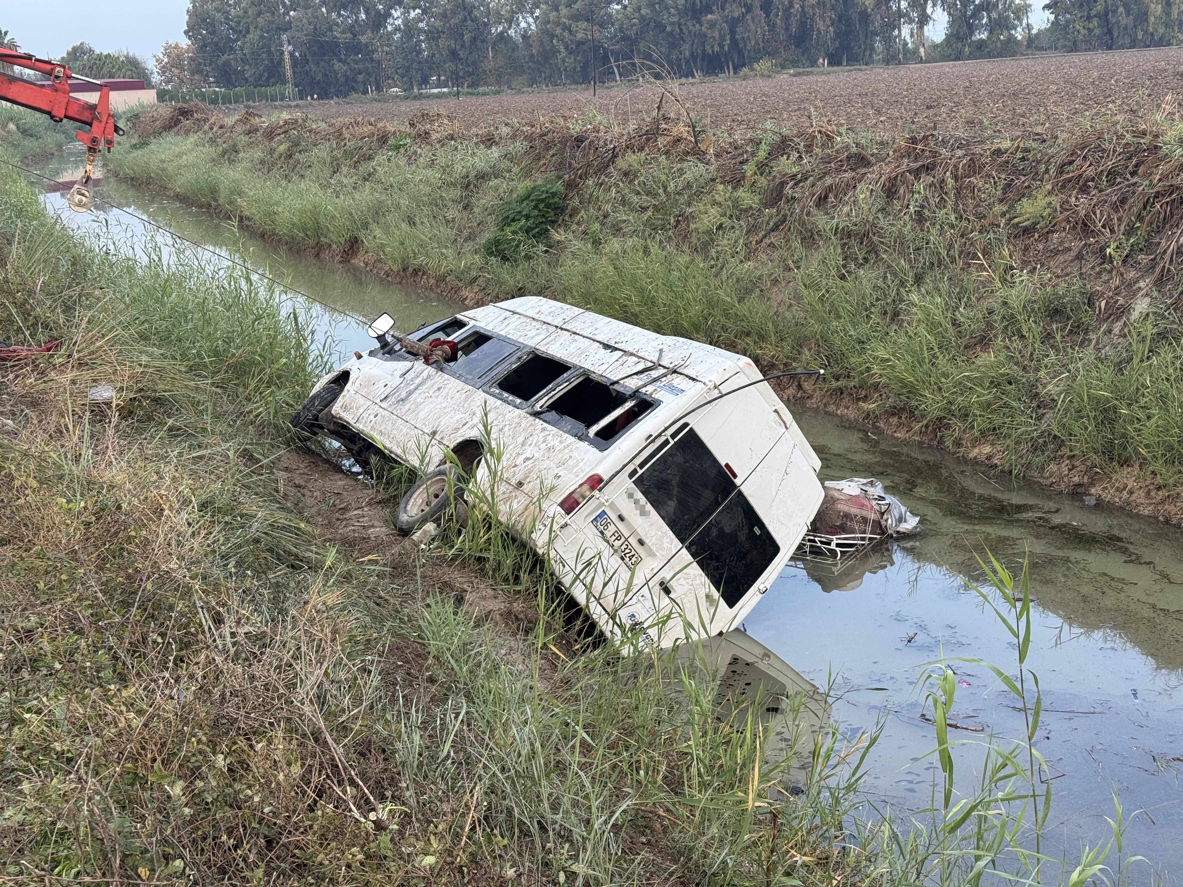 Adana’da tarım işçileri taşıyan servis kanala düştü: 18 kişi yaralandı