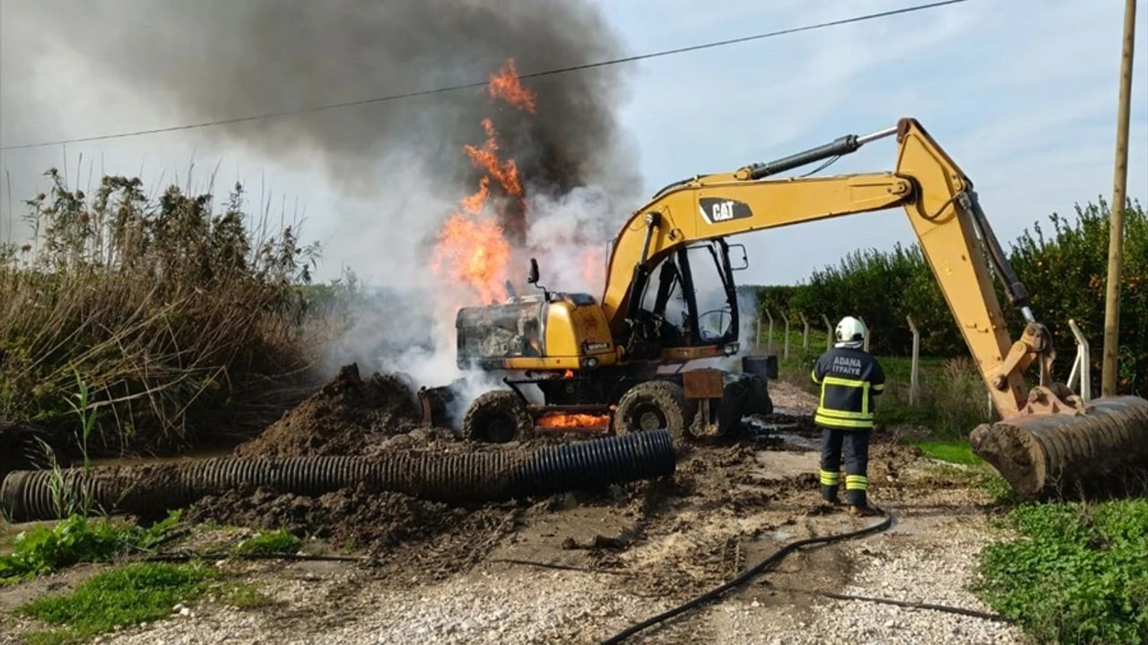 Adana'nın Yüreğir ilçesinde iş makinesinde yangın çıktı