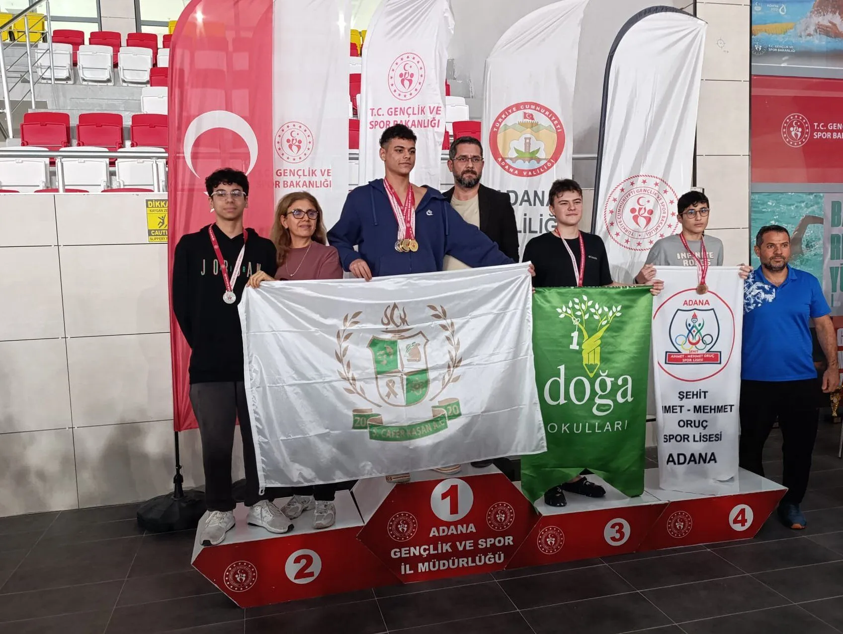 Okul sporları yüzme il birinciliği nefes kesti