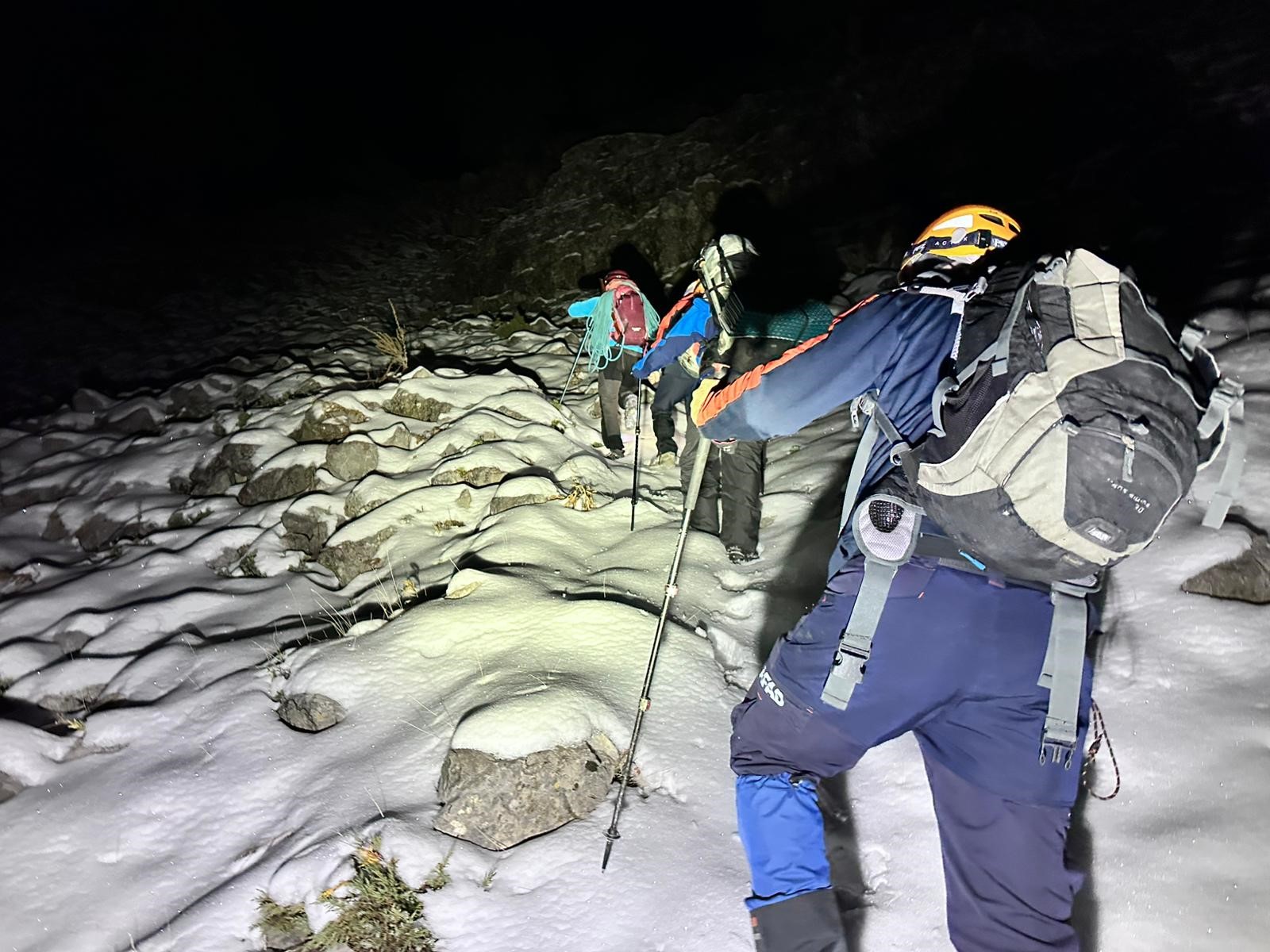 Karla kaplı dağa tırmanıp mahsur kalan 3 arkadaş kurtarıldı