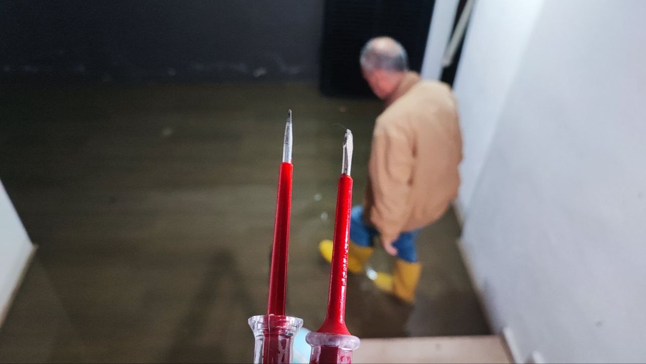 Sürekli su basan bodrum kata 'kontrol kalemiyle suyu test ederek' giriyorlar