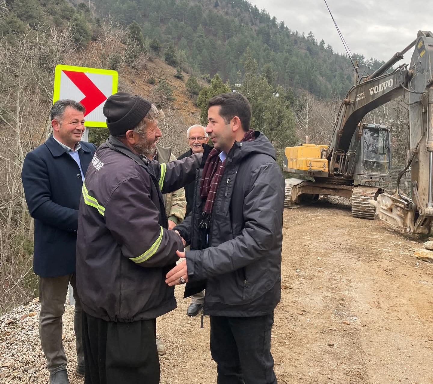 Feke’de ulaşım seferberliği: Kovukçınar ve Akoluk yolları yenileniyor