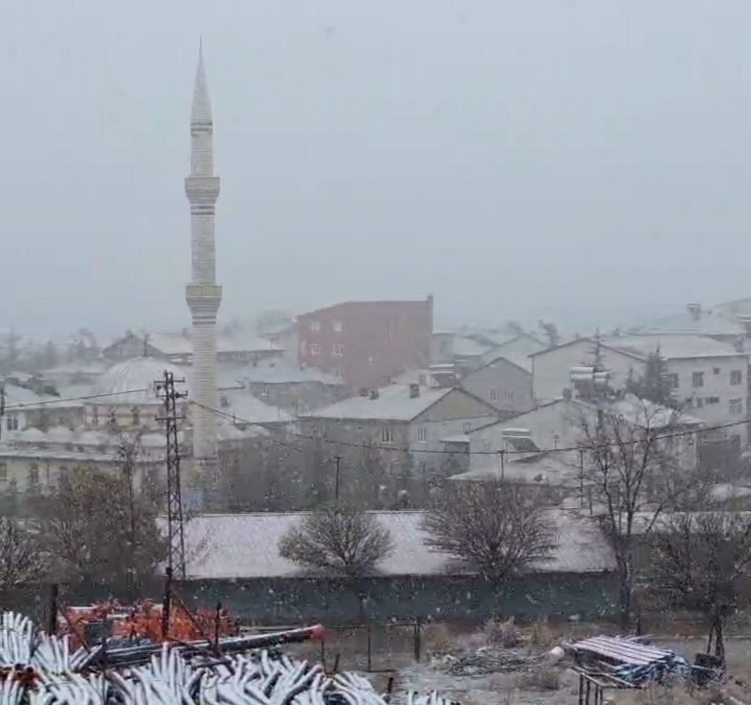 Tufanbeyli'de kısa süreli yağan kar sevindirdi