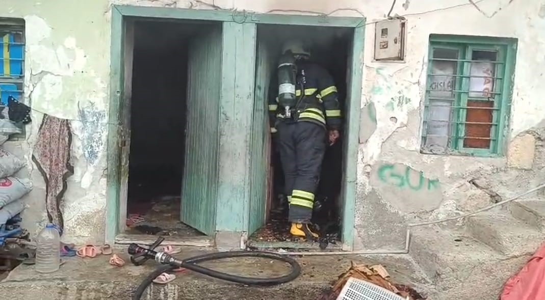 Ev yangını çevreye sıçramadan söndürüldü
