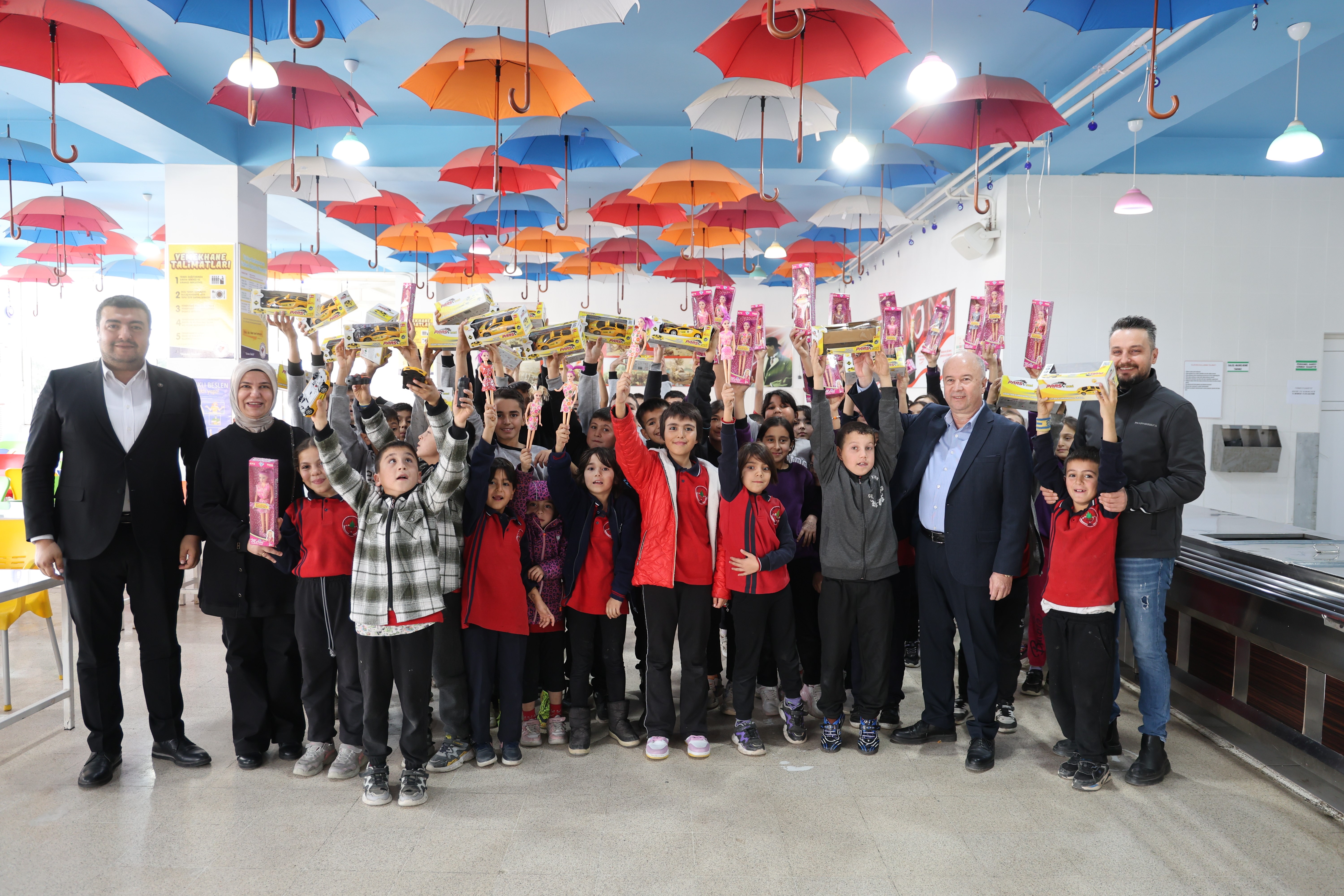 Sağlıkçılar, yatılı bölge okulu öğrencilerinin gönlüne dokundu