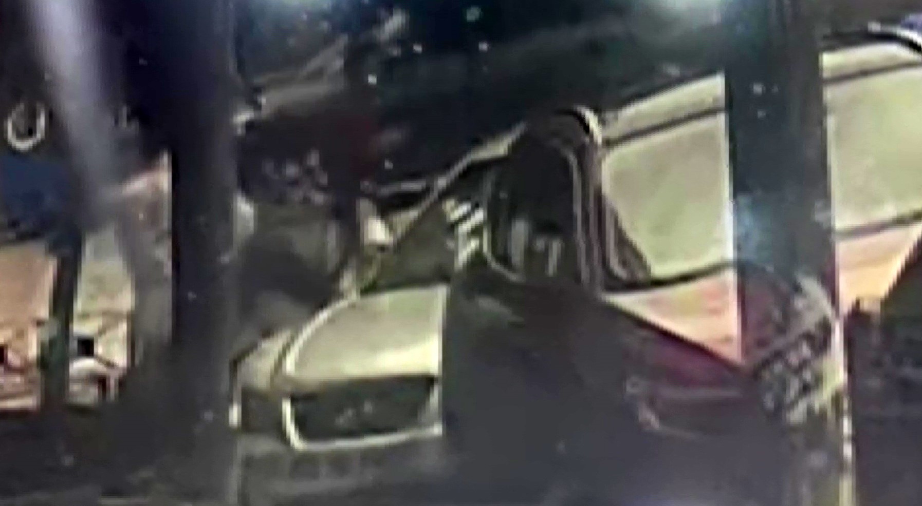 Park halindeki otomobilin dikiz aynasını tekme atıp kırdı