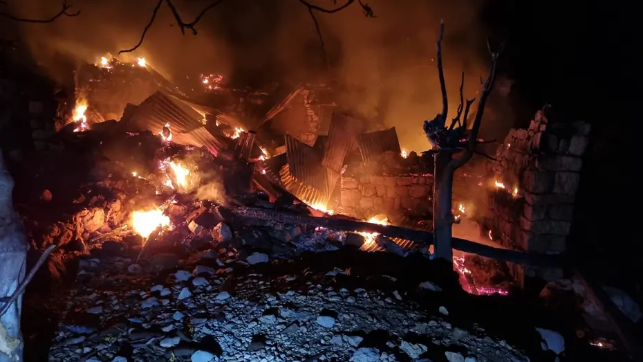Adana'da yanan ev çöktü, Alzheimer hastası yaşlı kadın aranıyor