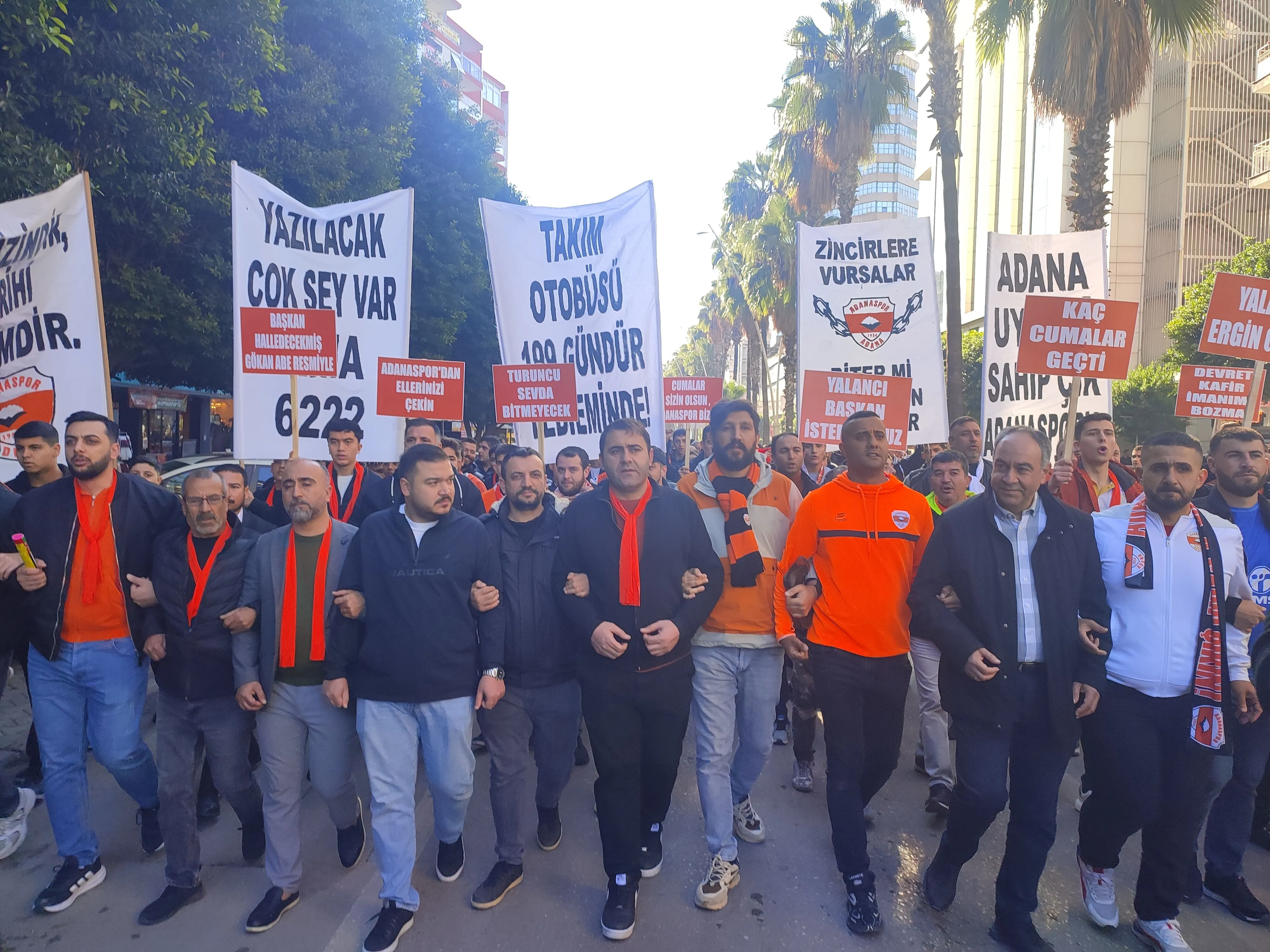 Adanaspor için yürüdüler: “Bu şehir değerine sahip çıkmalı”