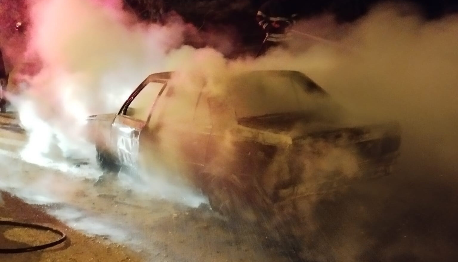 Otomobil patladı, feci şekilde can verdi