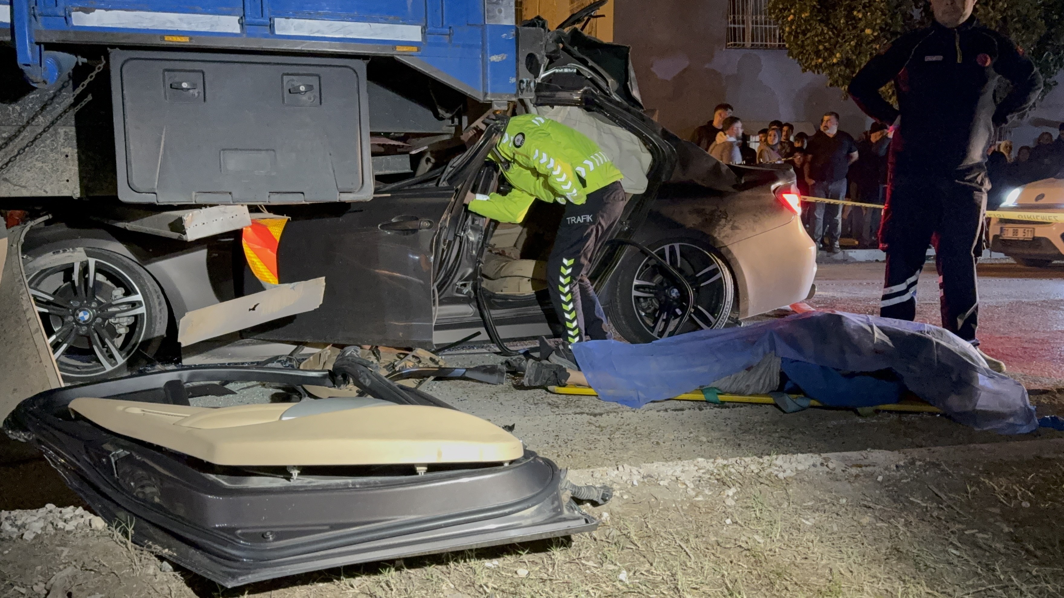 Lüks otomobil kamyona ok gibi saplandı: 2 kişi yaralandı, 1 kişi hayatını kaybetti