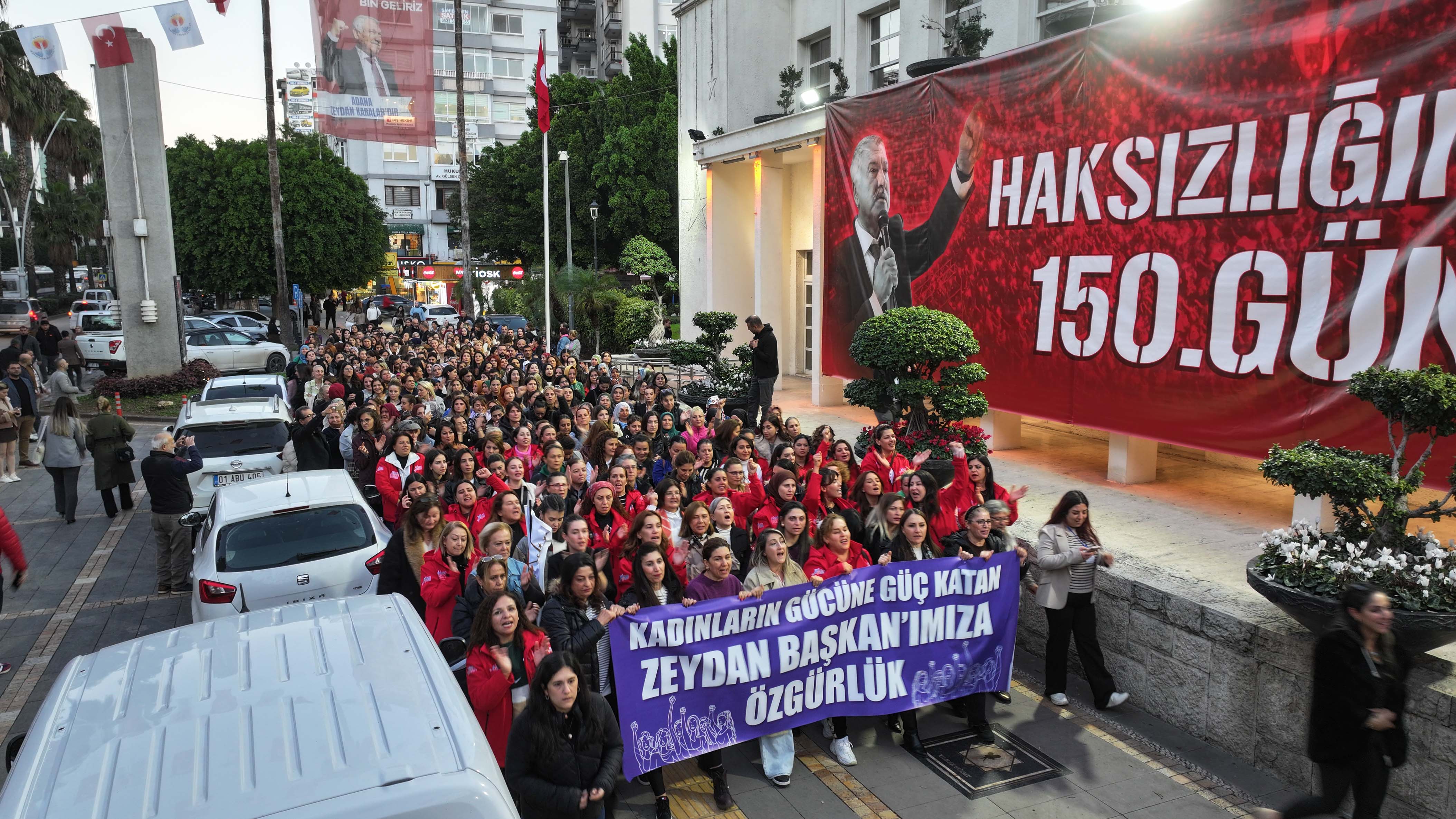 Adana Büyükşehir'in kadın çalışanlarından "Zeydan Karalar'a Özgürlük" mitingi