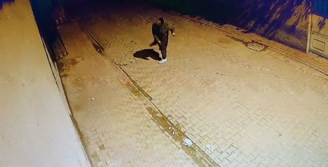 Yüreğir’de taşlı saldırı: Evlerin camlarını kırdı