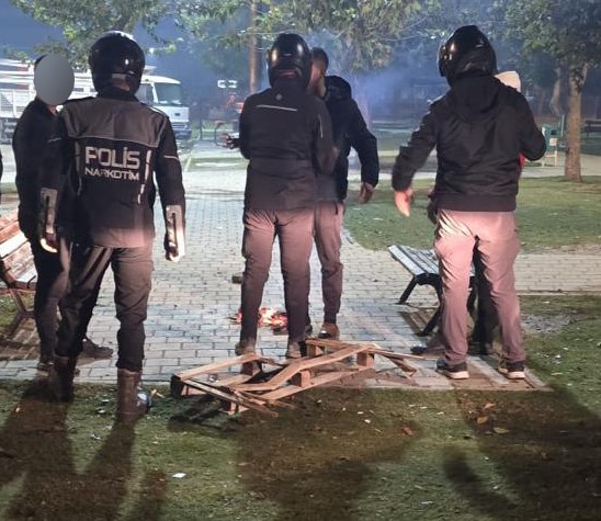 Parklarda, sokaklarda uyuşturucu içen 12 kişi suçüstü yakalandı