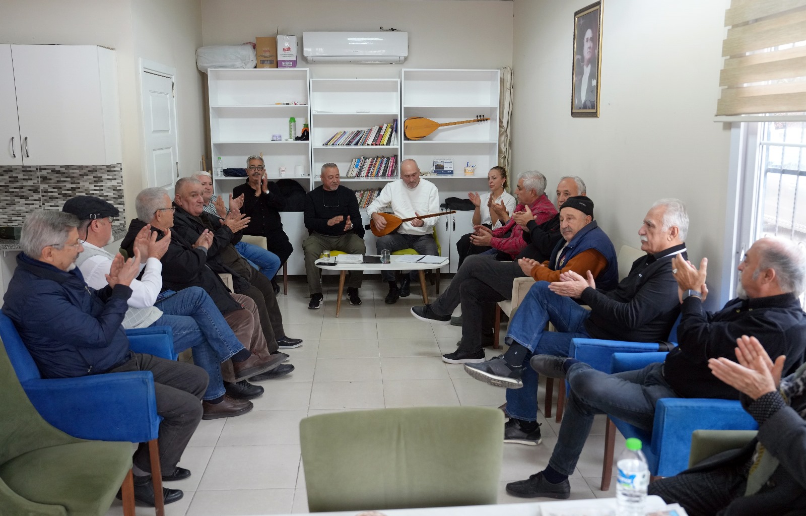 Emekli dinlenme evinde müzik ziyafeti