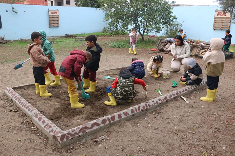 Adana’da okul bahçesi açık hava sınıfına dönüştü