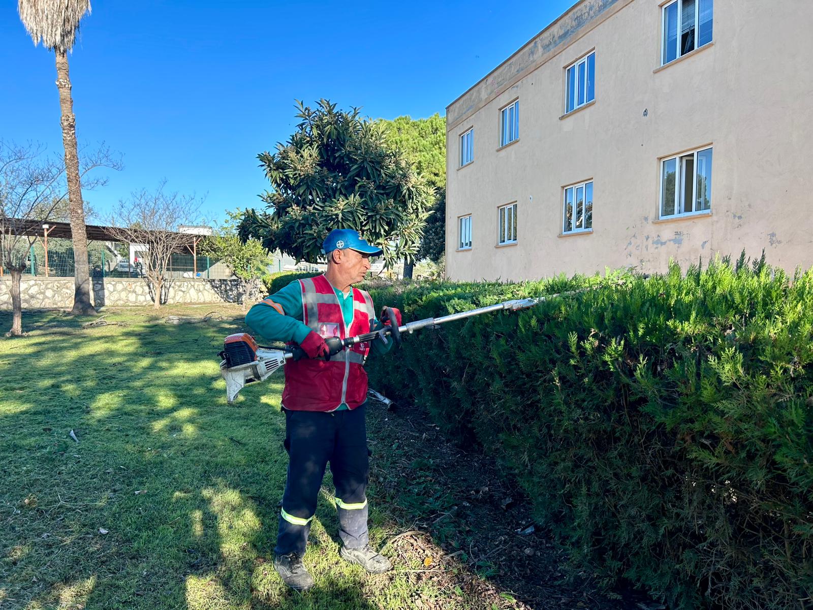 Ceyhan Belediyesi’nden Sarımazı’ya temizlik çıkarması