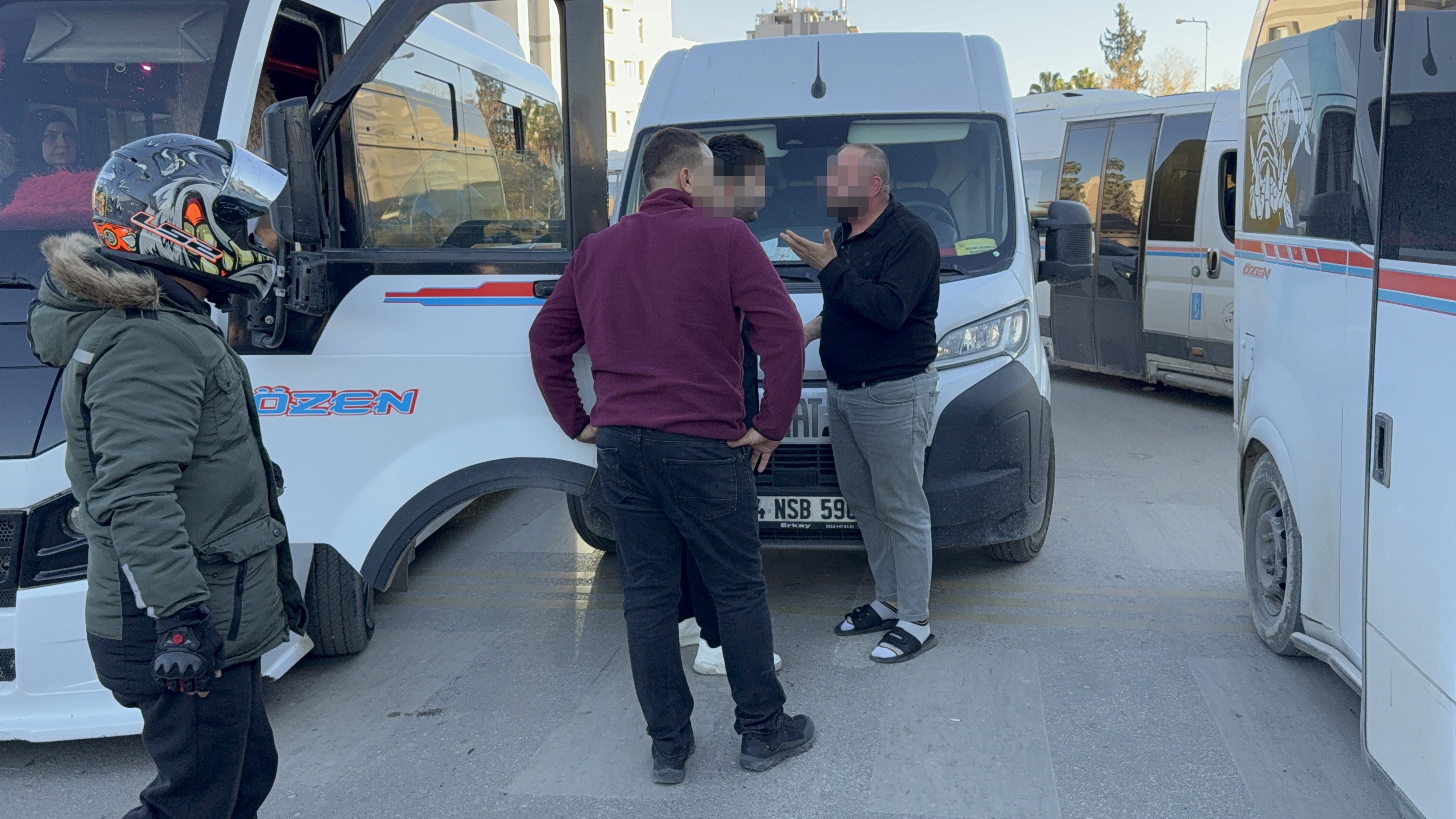 PTT kargo aracı ile dolmuş şoförünün trafik tartışması darpla bitti