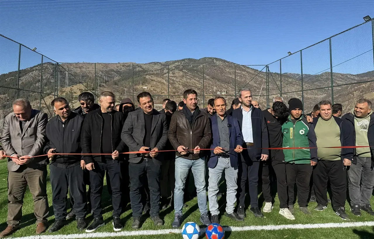 Feke’de dört mahallede halı sahalar törenle açıldı