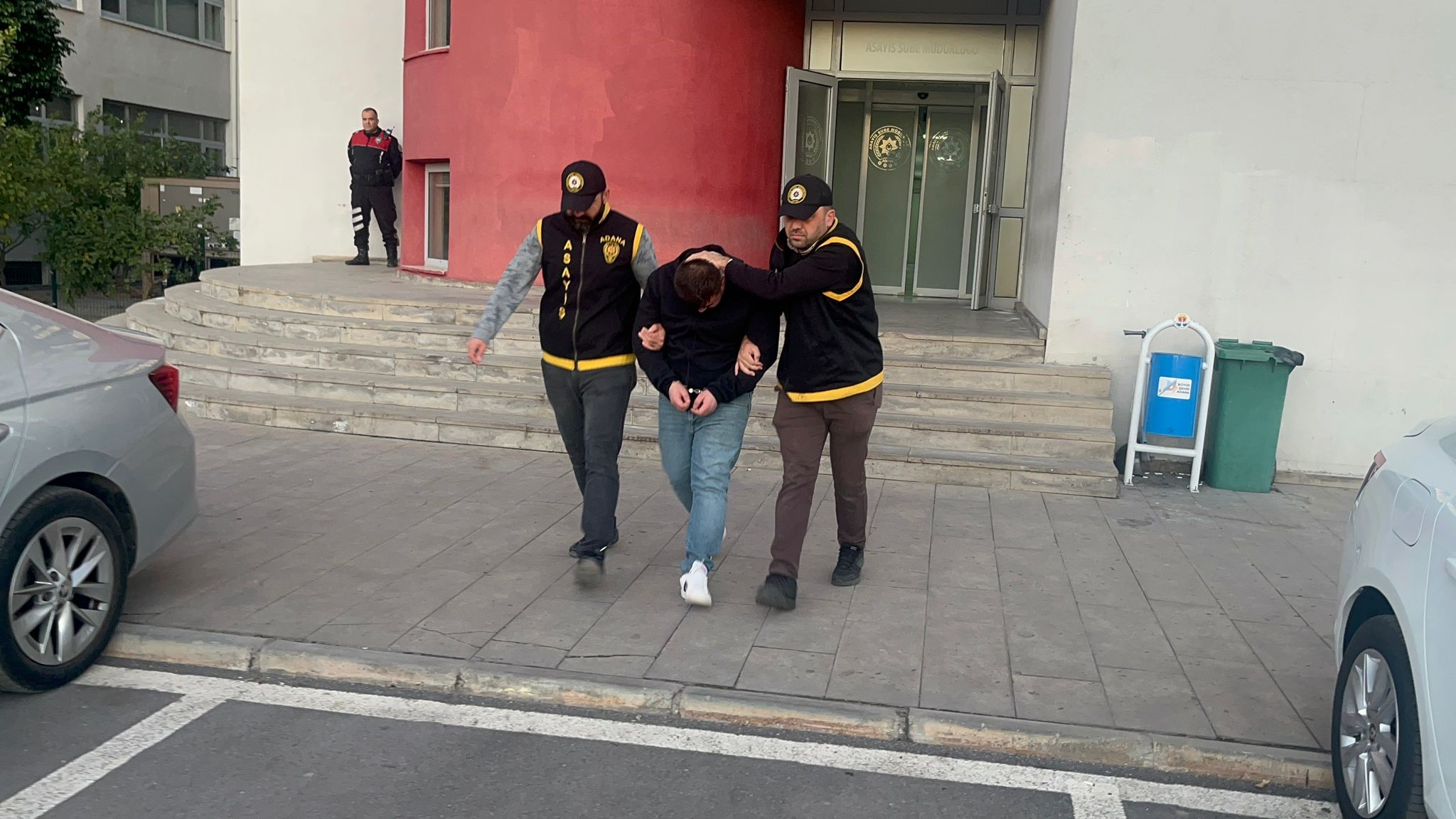 Adana'da 254 suç ve 25 yıl hapisle aranan firari hükümlü yakalandı