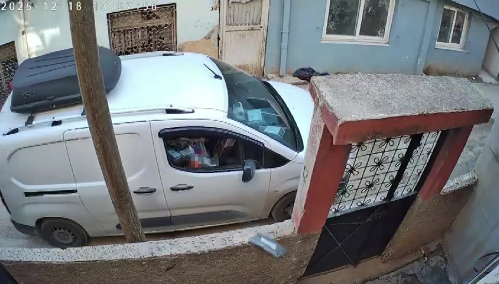 Adana’da kargocu paketi bahçeye fırlattı; O anlar kameraya yansıdı