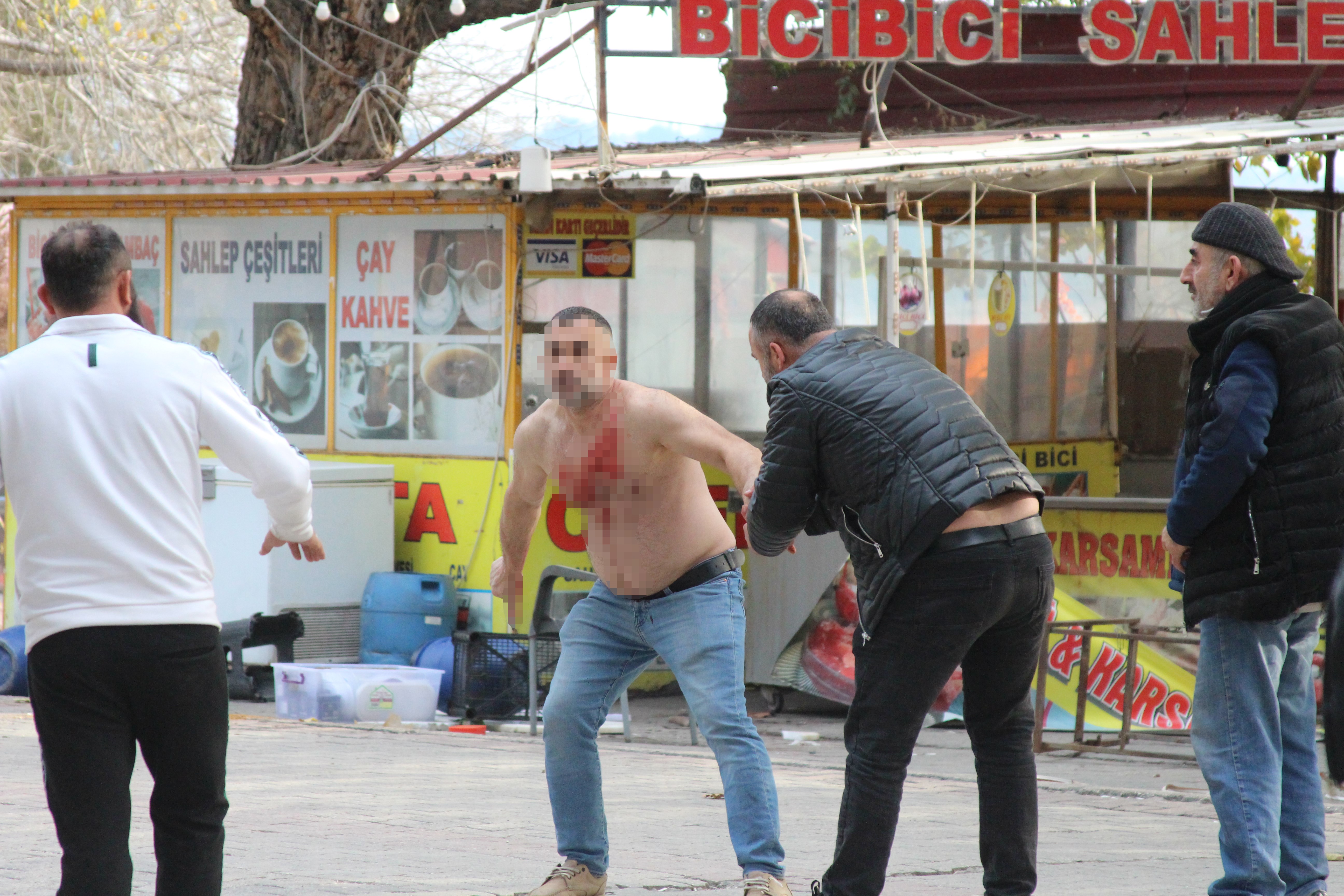 Adana'da gergin yıkım: Dükkanlar yakıldı, bir kişi kendine zarar verdi