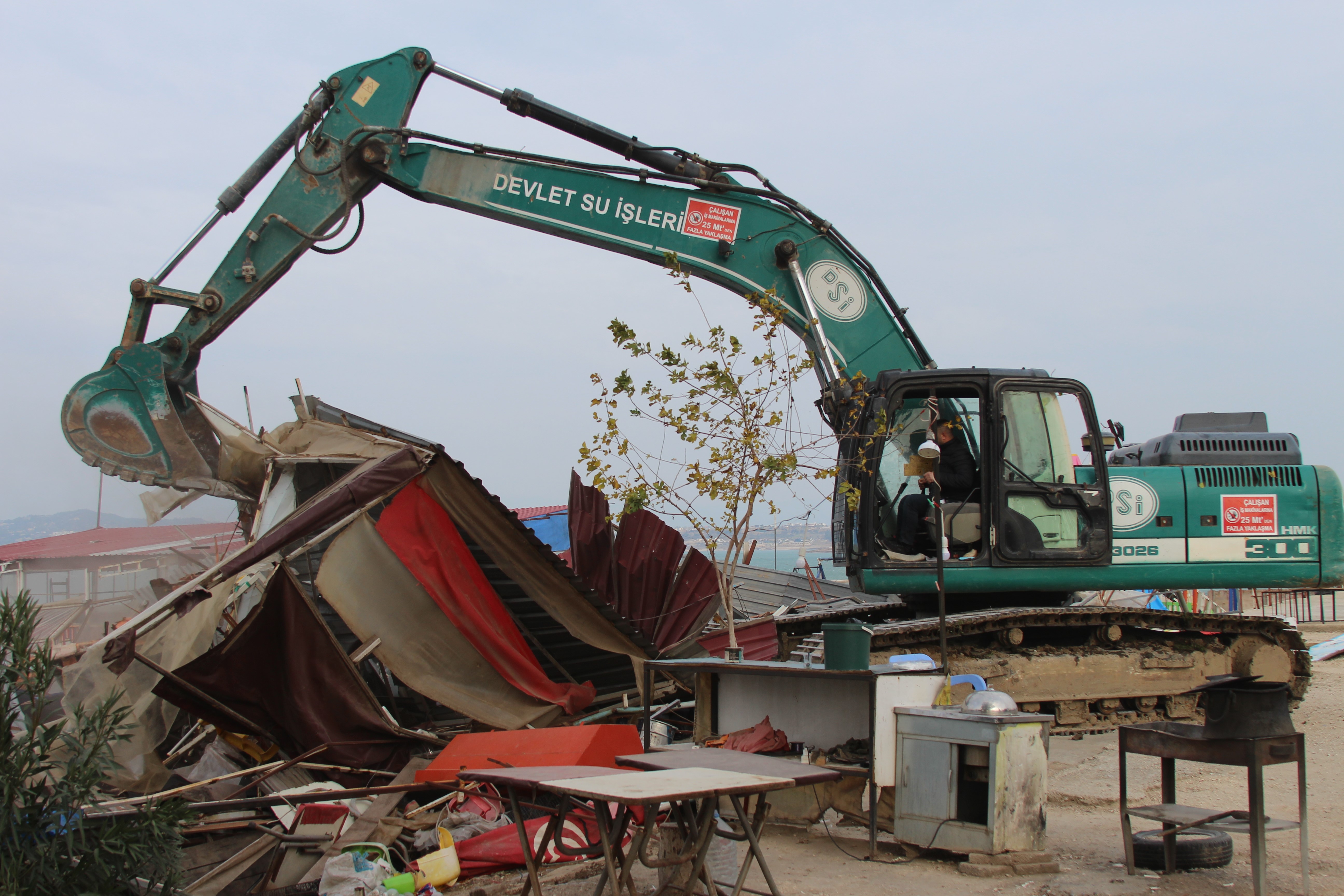 Adana'da yıkım gerginliği bitti: Kepçeler yıkıma başladı