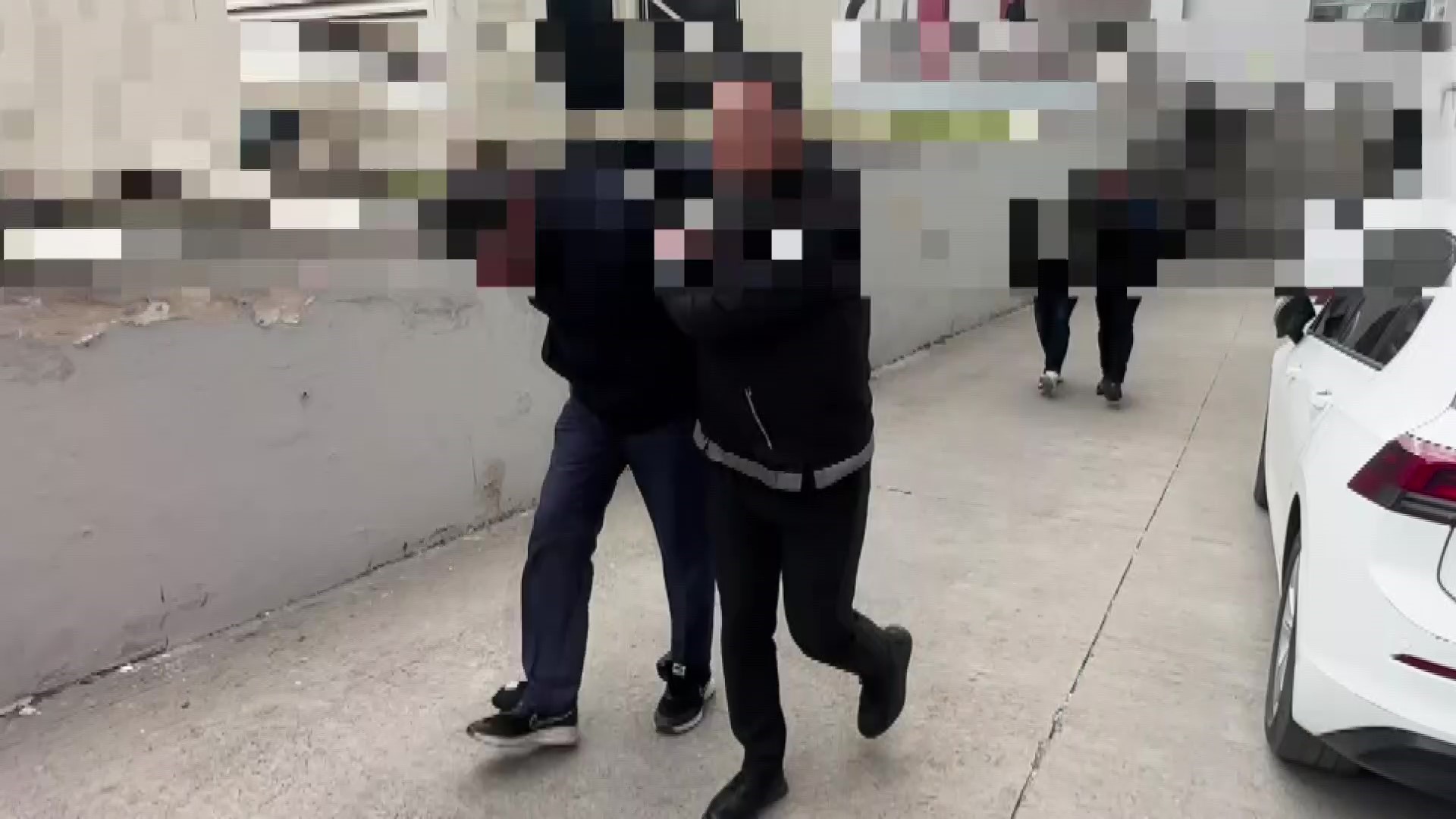 Polisten nefes kesen kovalamaca: Damacanalardan su yerine 28 kilo sıvı uyuşturucu çıktı