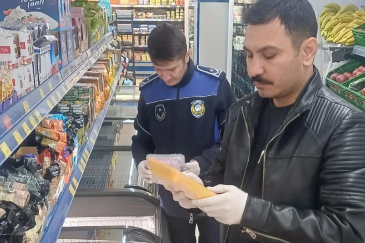 Yumurtalık’ta zincir marketlere sıkı denetim