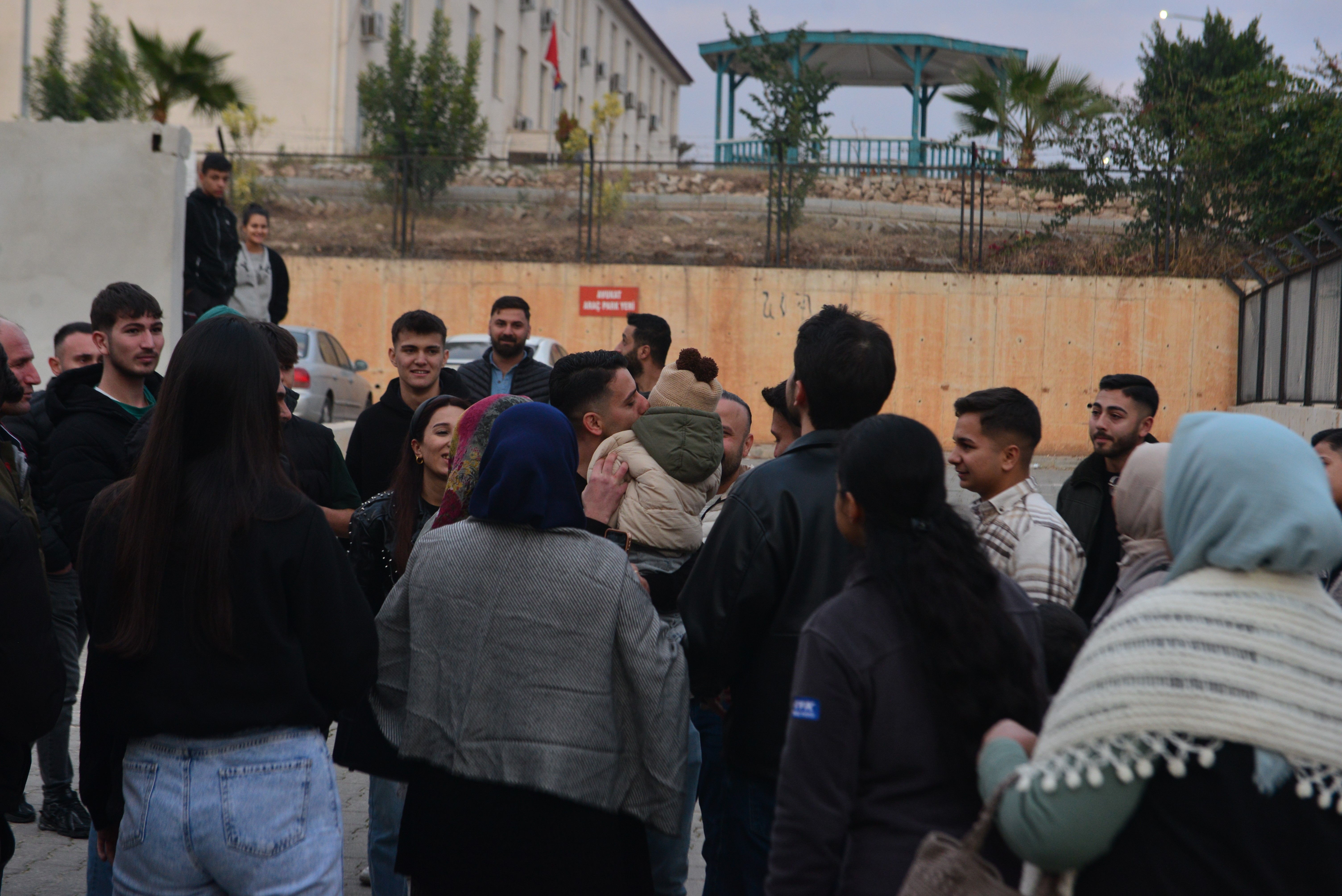 Adana’da hükümlüler tahliye olmaya başladı