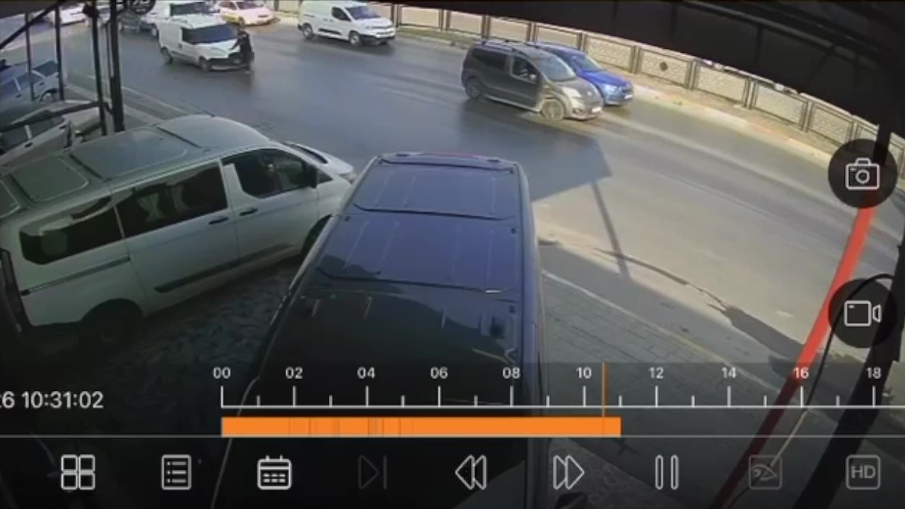 Hafif ticari araç yayaya çarptı: O anlar kamerada