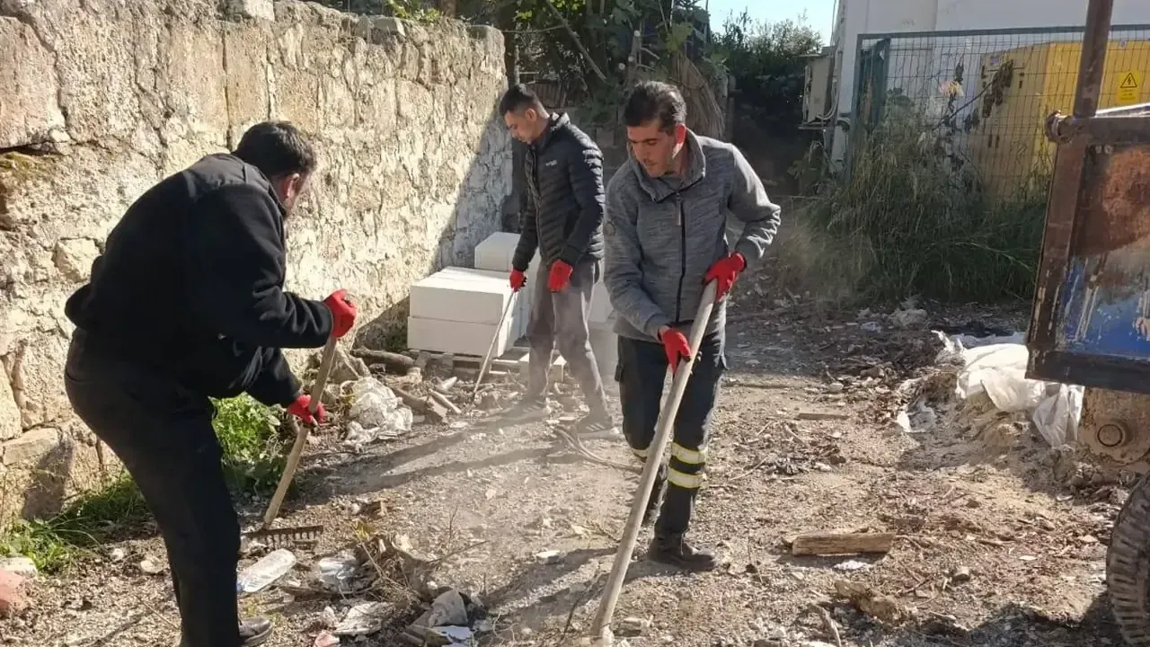 Karataş'ta temizlik ve çevre düzenleme çalışmaları sürüyor