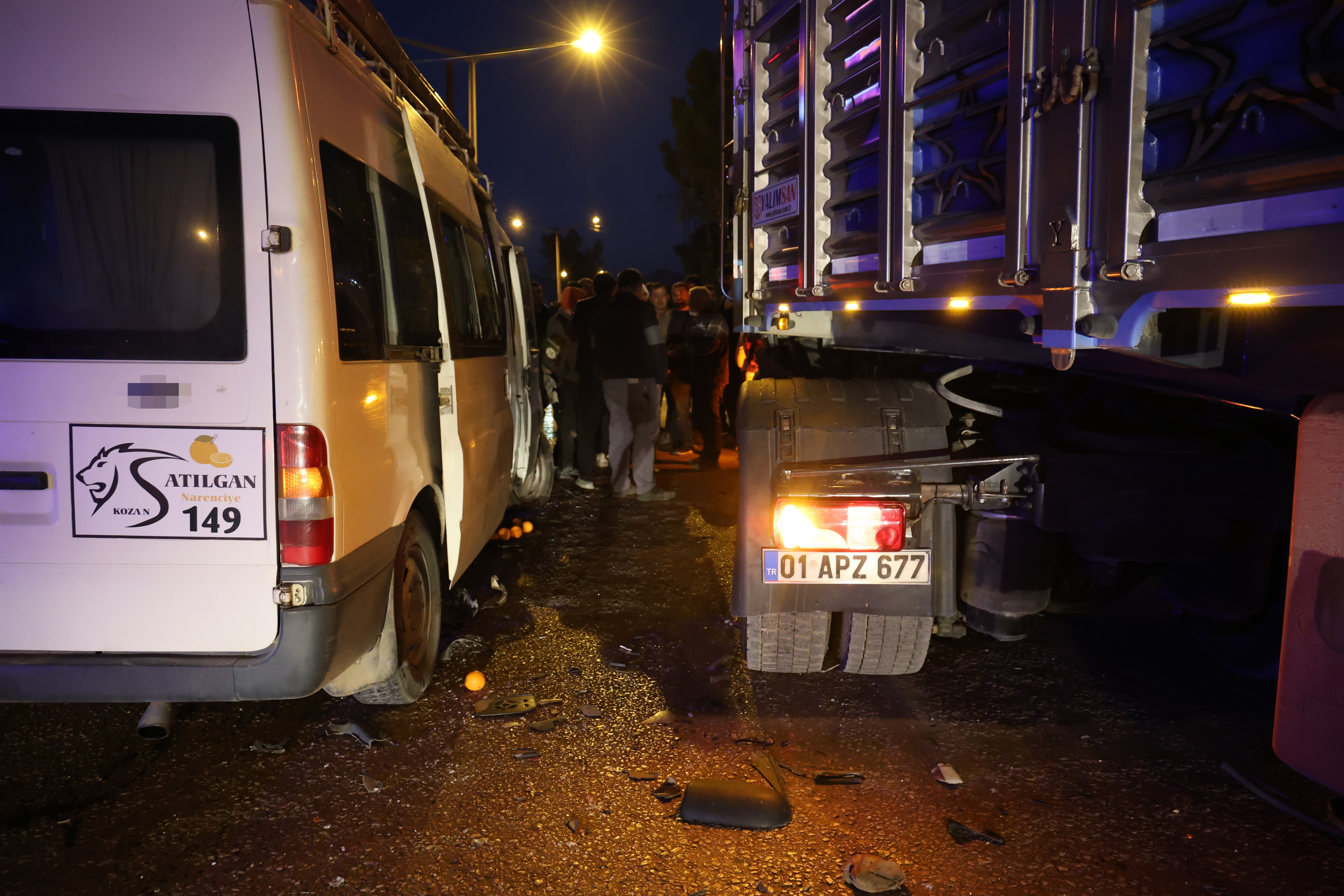 Tır işçi minibüsüne çarptı: 2 kişi yaralandı