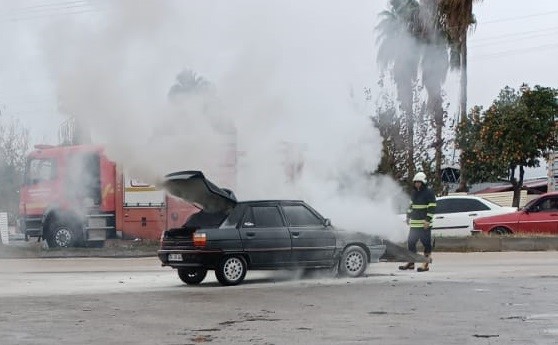 Kozan’da park halindeki araç alev aldı