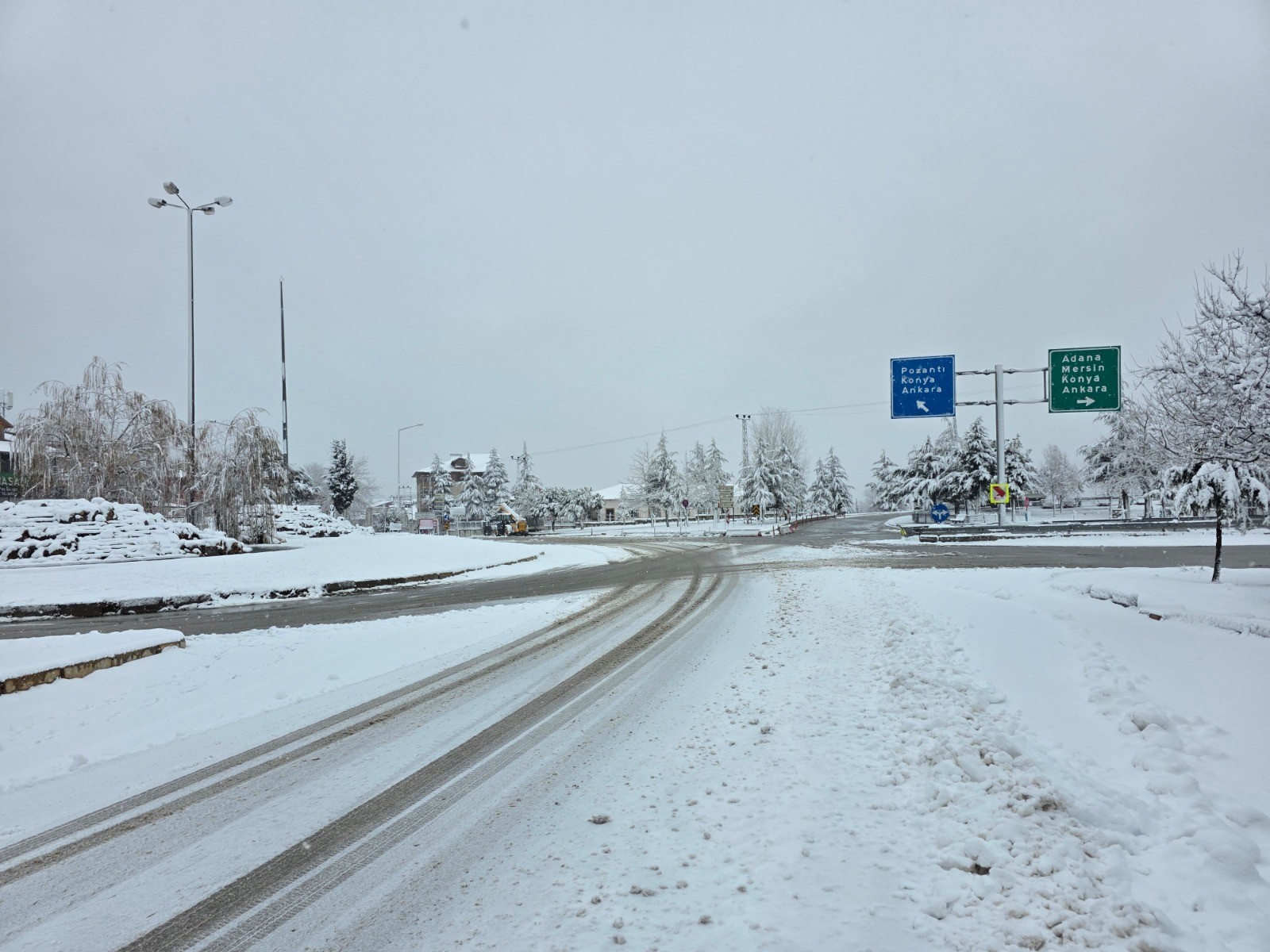 Pozantı'da kar yağışı etkili oldu
