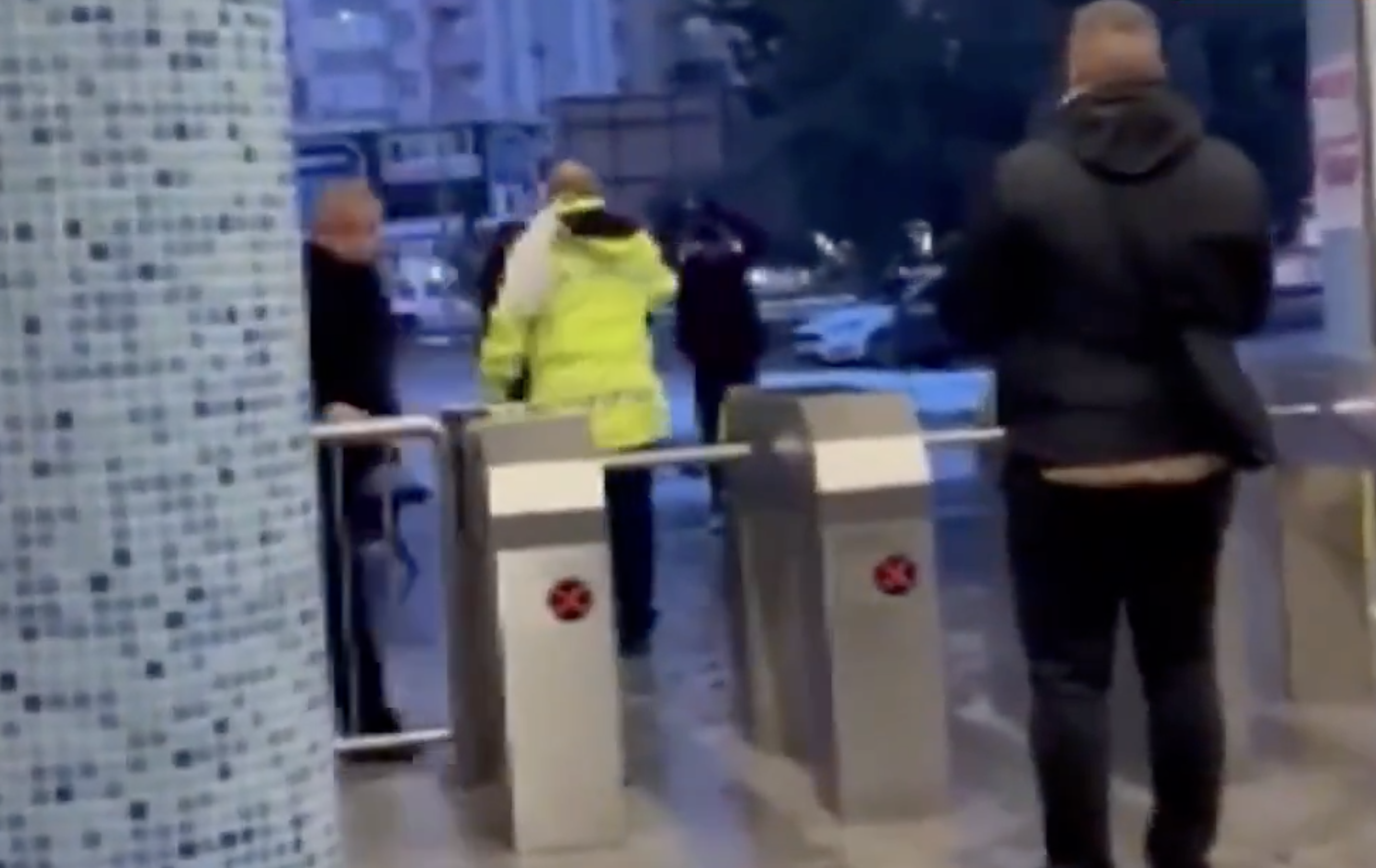 Adana metro istasyonunda gerginlik: Saldırganlar turnikeleri taşladı