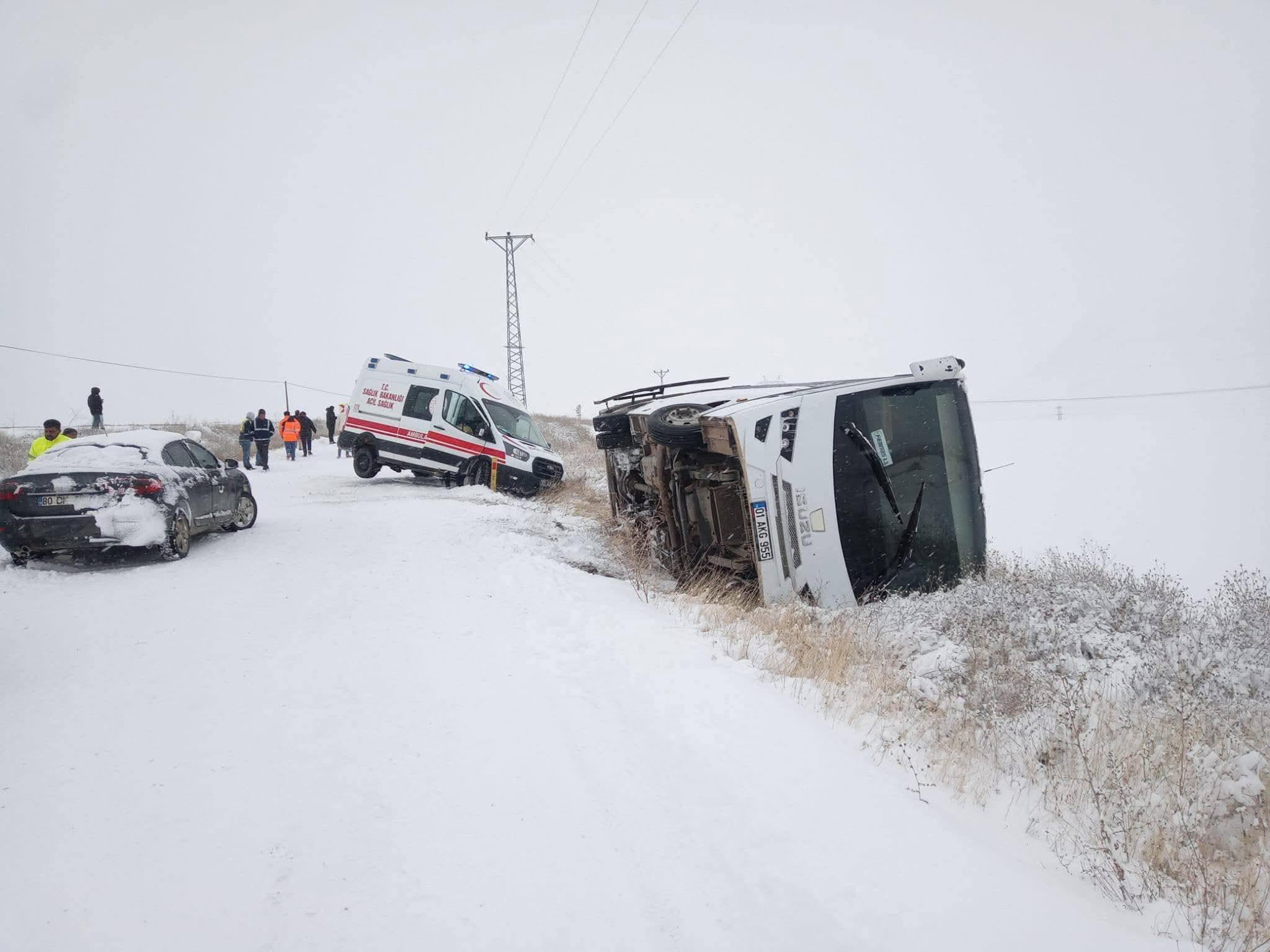 Adana’da işçi servisi devrildi: Yardıma giden ambulans kara saplandı