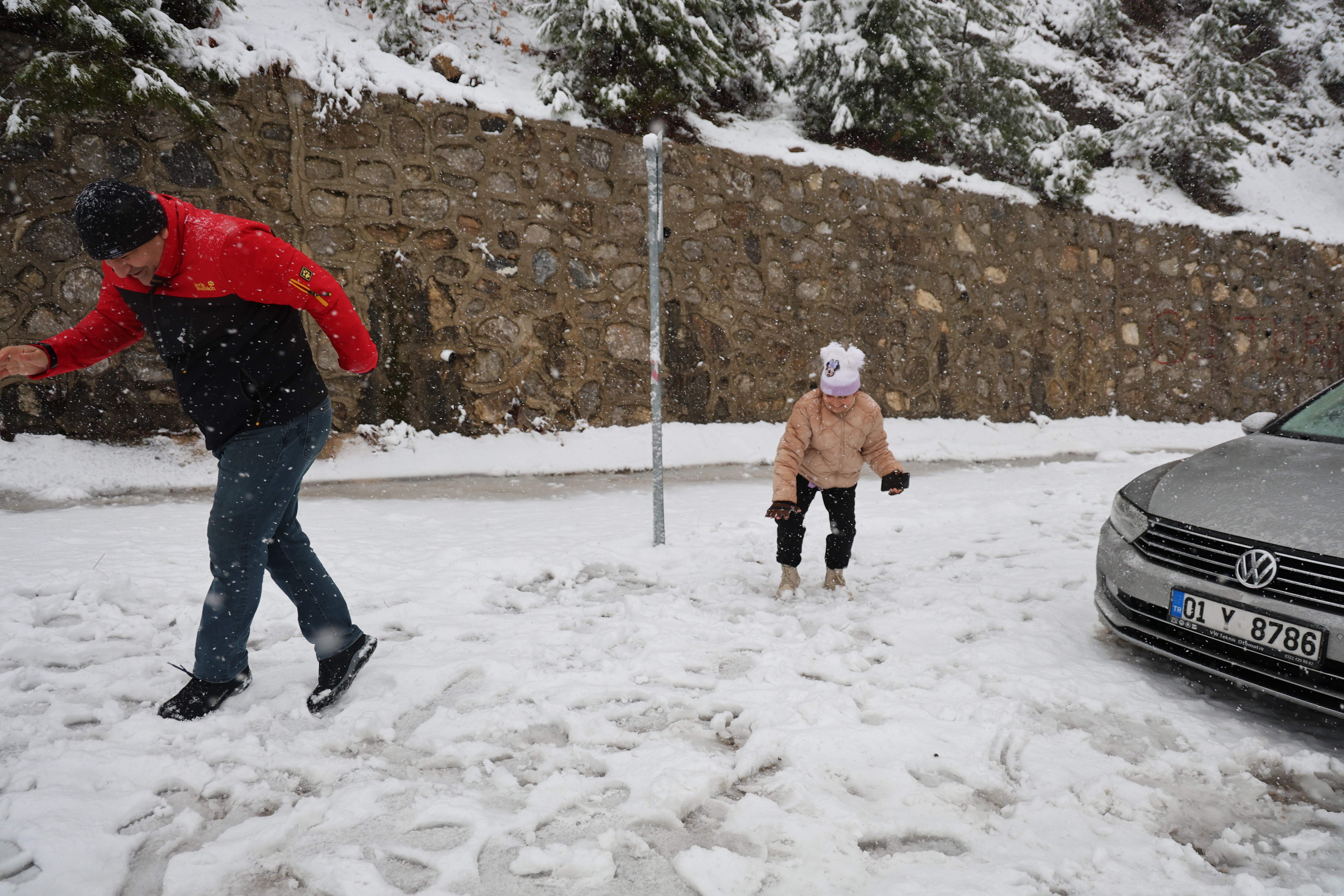 Adana’nın Kozan ilçesinde kar sürprizi sevinç yarattı