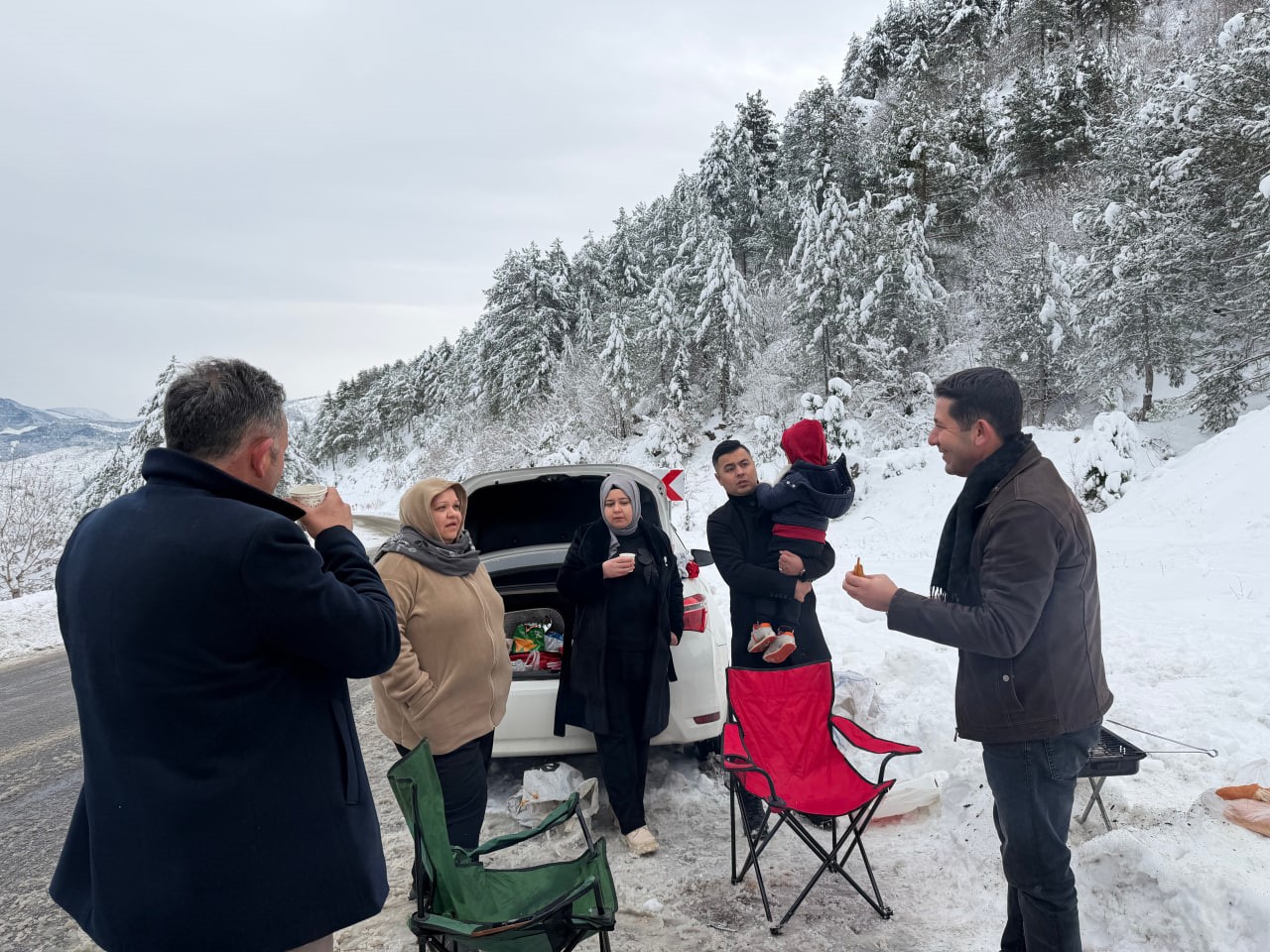 Adana'da karla mücadele: Mahsur kalan araçlar kurtarılırken vatandaşlara da sıcak içecek ikramı yapıldı