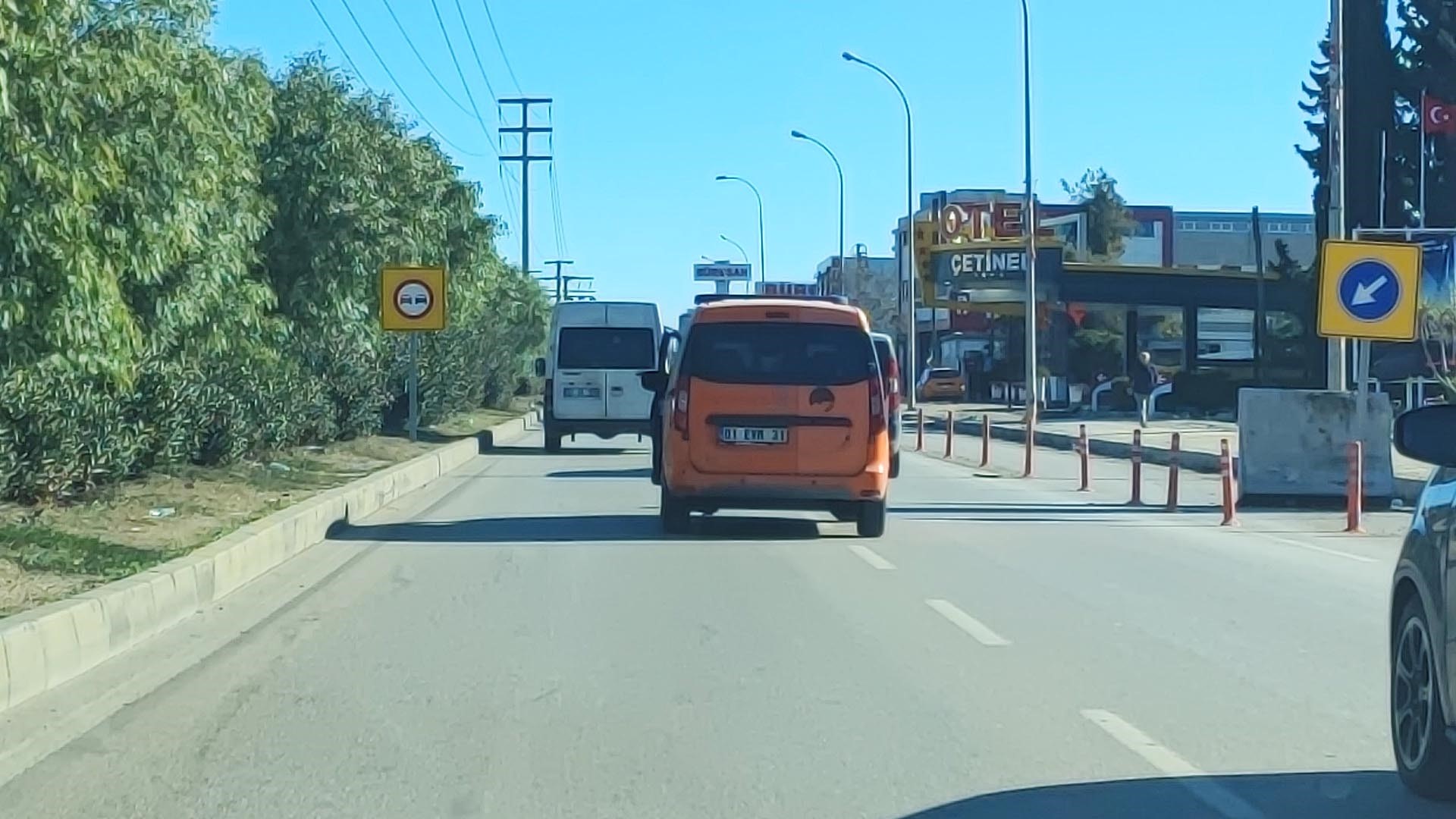 Emniyet kemerini kazalı kapıya bağladı