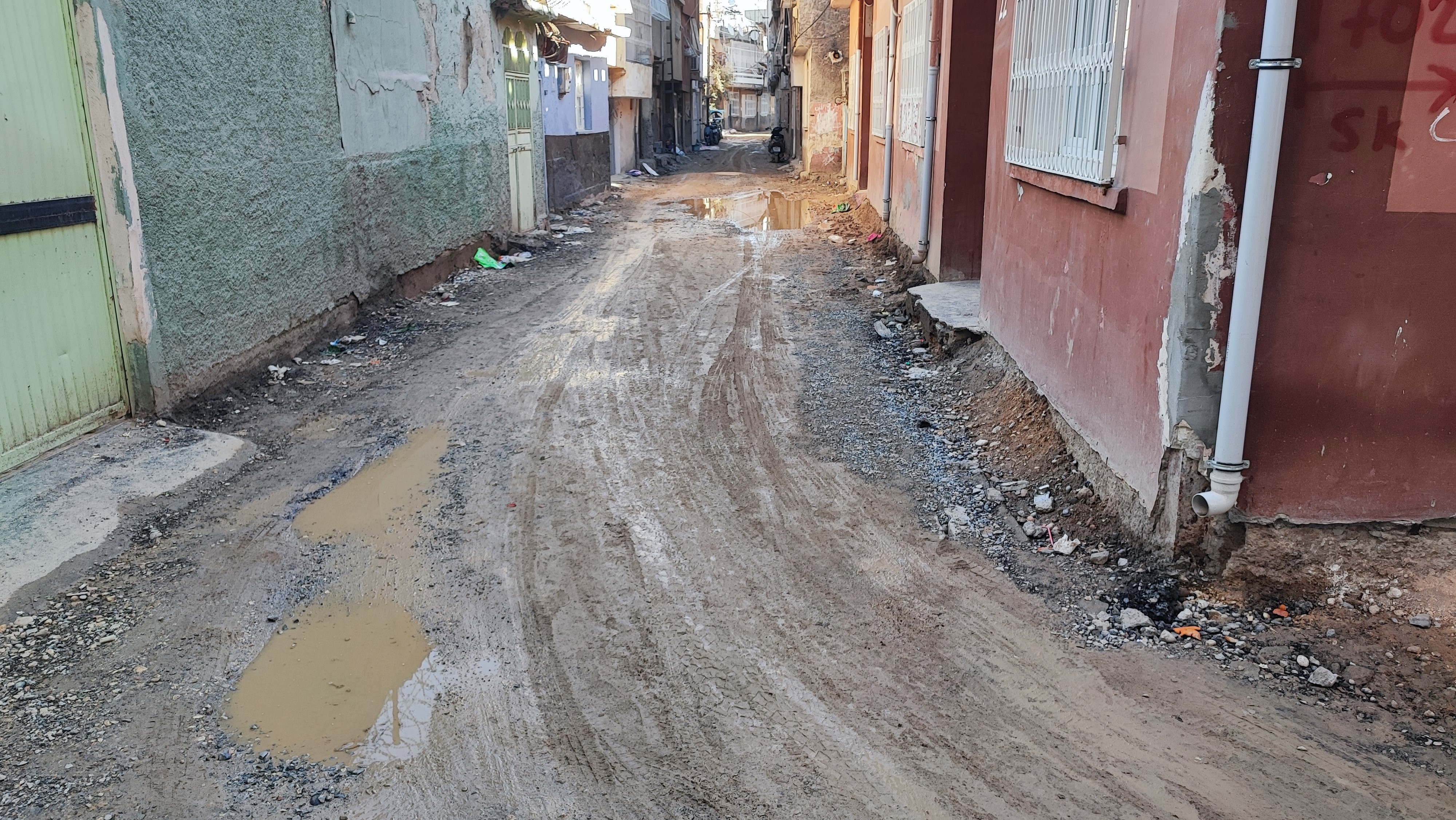 Seyhan’da kazılan yollar kaderine terk edildi: Vatandaş binlerce lira zarar etti