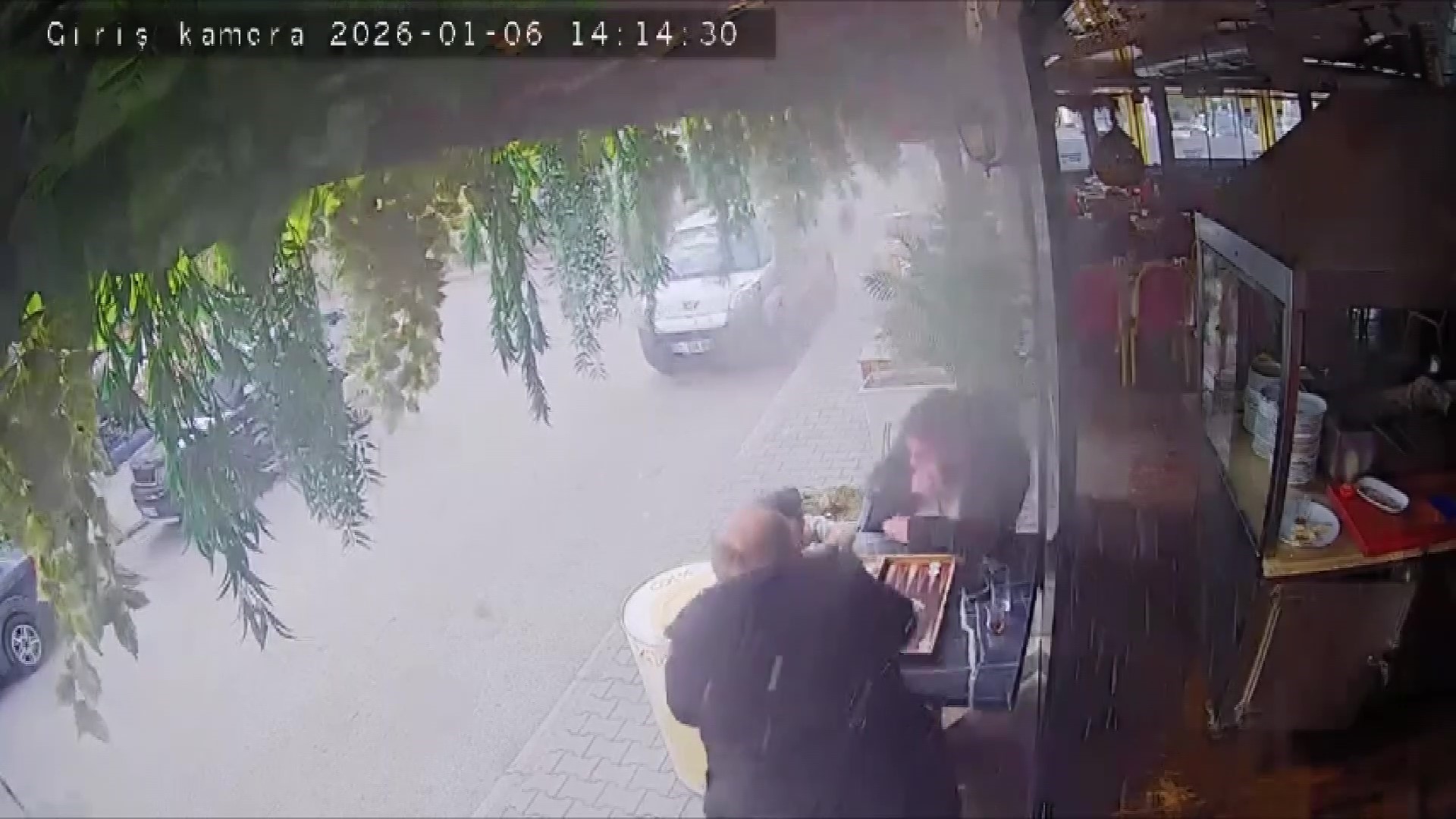 Klima borusu bomba gibi patladı: Müşteriler sokağa kaçtı