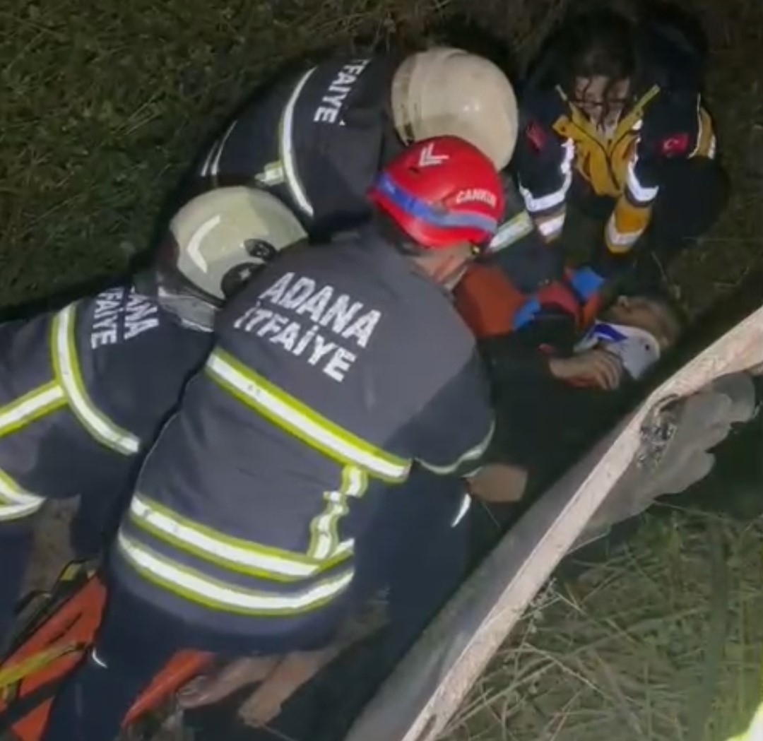 Adana'da şarampole yuvarlanan otomobildeki 2 kişi yaralandı