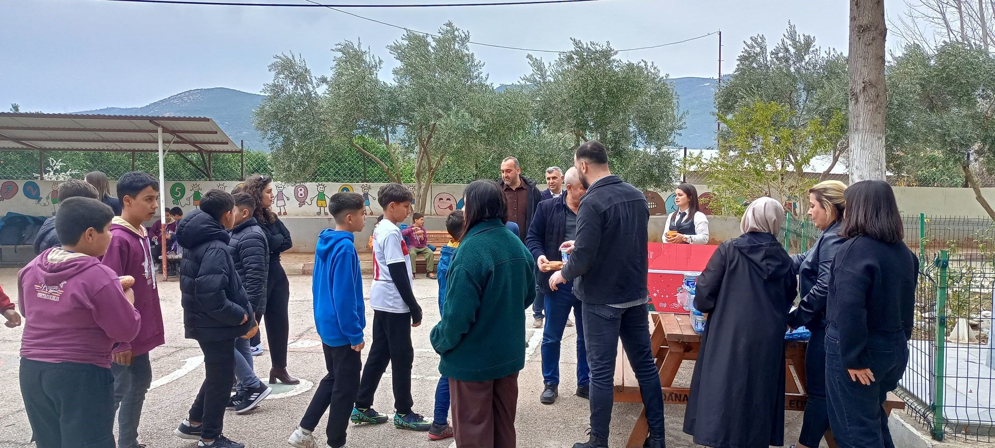 Kozan'da şehit aileleri ve gazilerden öğrencilere simit ikramı