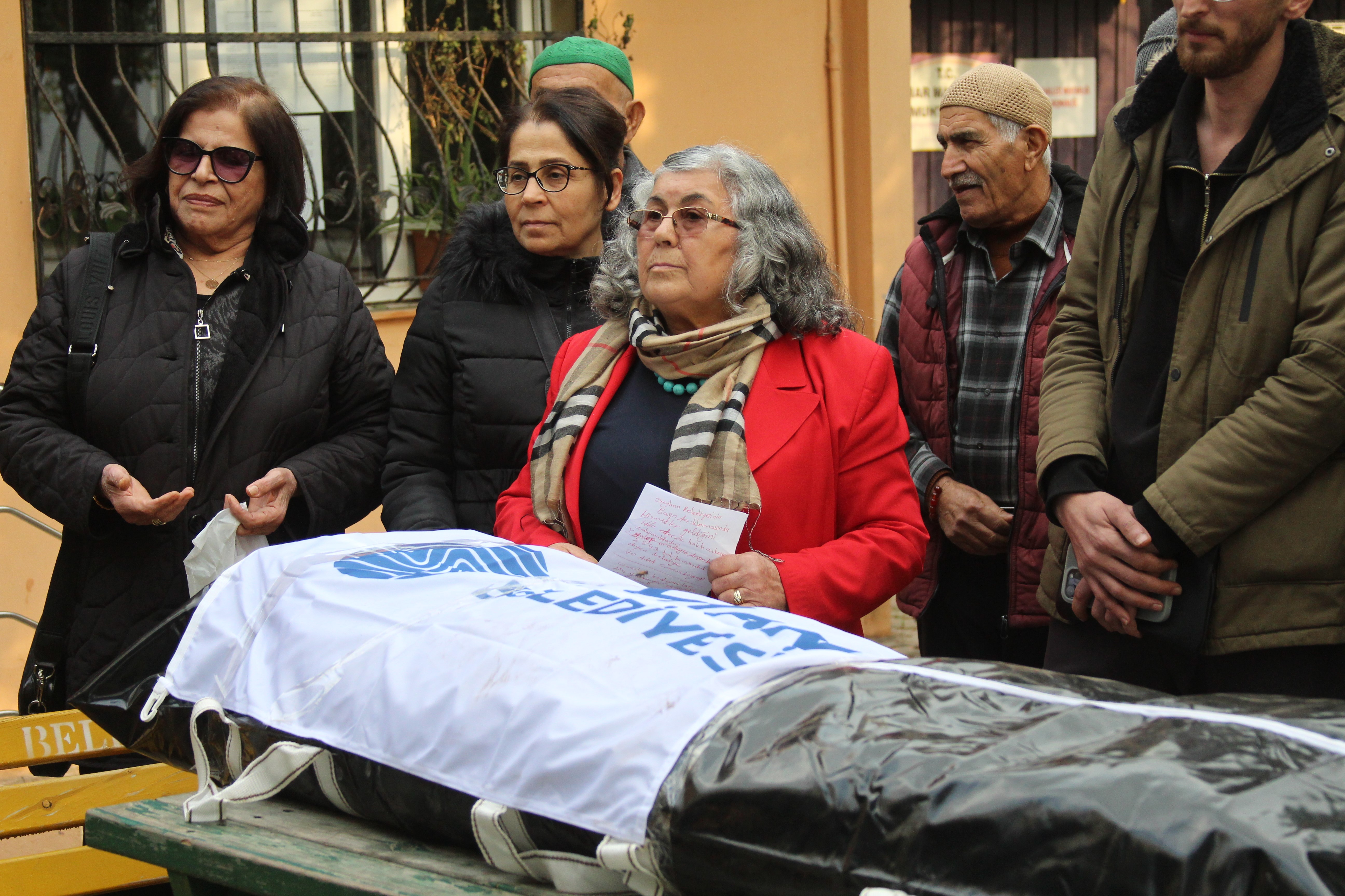 Muhtar belediyeyi “ölü” ilan etti: Seyhan’da sıra dışı protesto