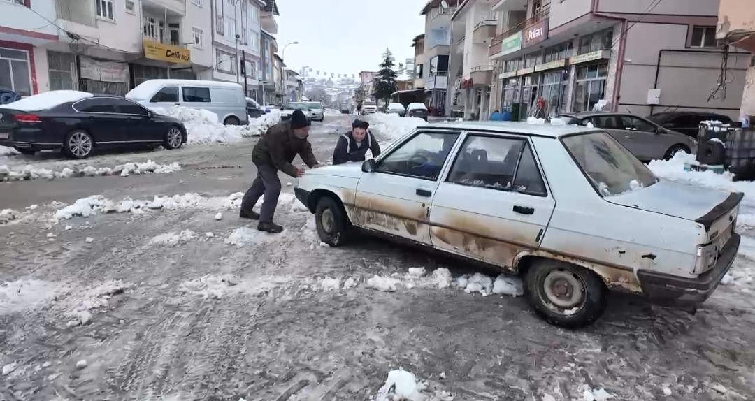 Tufanbeyli'de 40 santimetreyi bulan kar yağışı hayatı olumsuz etkiledi