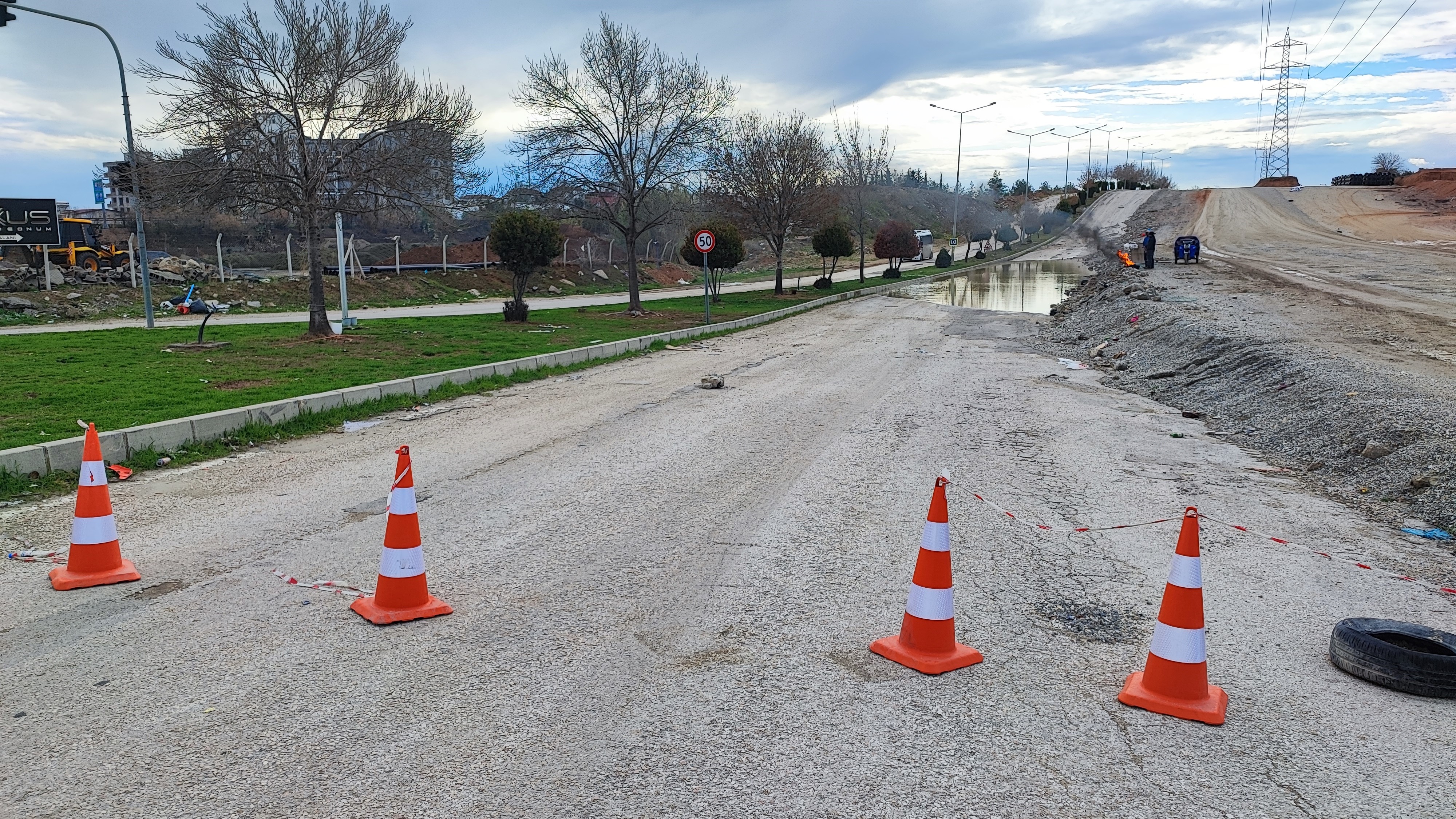 Belediye su tahliyesi yerine yolu kapattı, yapım aşamasındaki yolu açtı