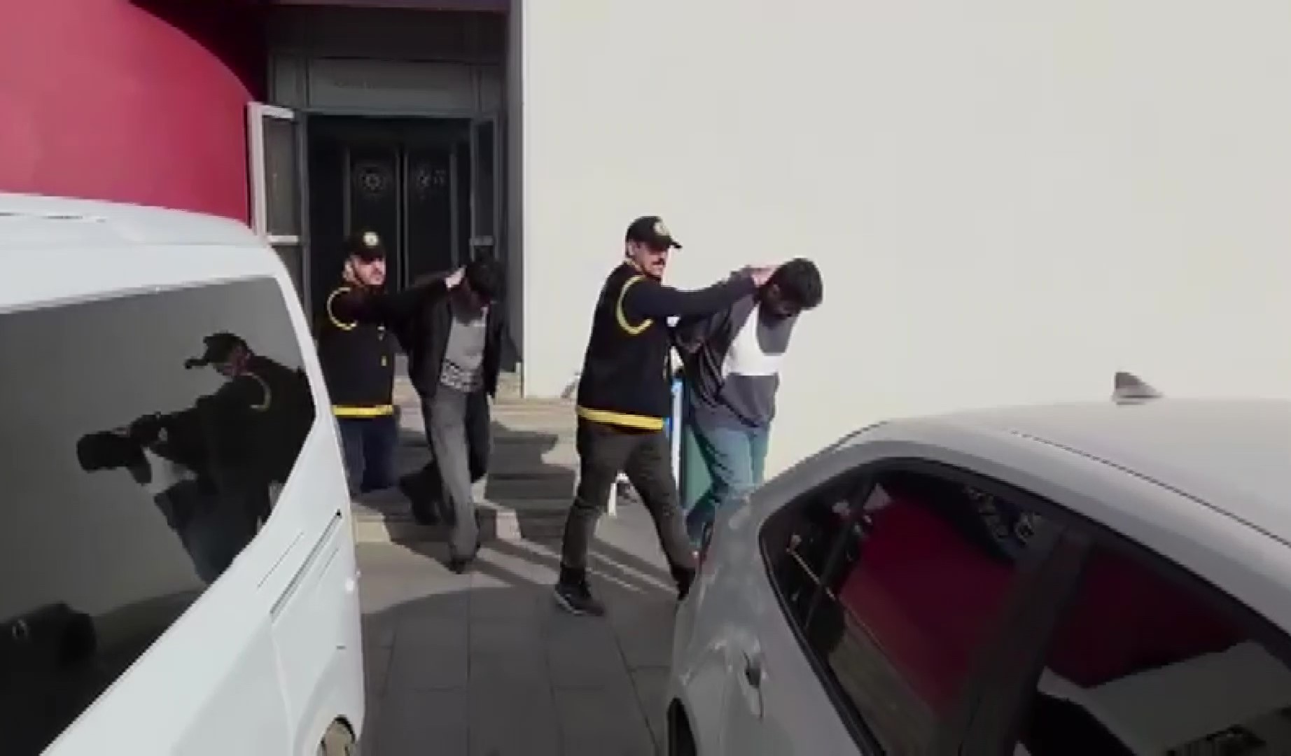 Farklı şehirlerden gelip sahte kimlikle Adana'da kargo dolandırıcılığı yapmışlar: 2 kişi tutuklandı